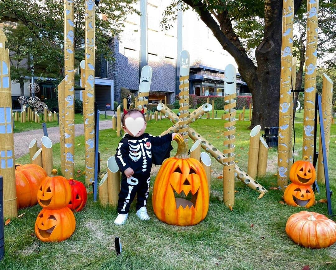 福山唯さんのインスタグラム写真 - (福山唯Instagram)「HAPPY HALLOWEEN 🎃💫  お友達と一緒に写真を撮ったり、可愛いスケルトンと家族でお出かけしたり🧡🧡母は幸せいっぱいです💜  可愛いマジックキングダムのハロウィンbagはあやのんからのお土産🎁❤️ありがとう🤭　@nakajima_ayano   onepiece @stola.jp  タイトすぎずゆったりすぎずな絶妙なシルエット🩶ポケットもついてる🫶  #happyhalloween #halloween #jackolantern #pumpkin #skeleton #ハロウィン　#ハッピーハロウィン　#ジャックオーランタン #ママとぼーや　#男の子ママ　#一歳男の子 💜🩶」10月31日 19時50分 - yuifukuyama