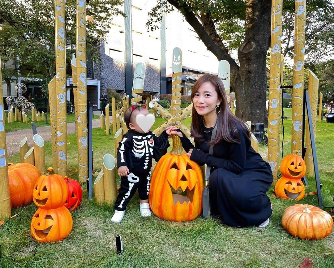 福山唯のインスタグラム：「HAPPY HALLOWEEN 🎃💫  お友達と一緒に写真を撮ったり、可愛いスケルトンと家族でお出かけしたり🧡🧡母は幸せいっぱいです💜  可愛いマジックキングダムのハロウィンbagはあやのんからのお土産🎁❤️ありがとう🤭　@nakajima_ayano   onepiece @stola.jp  タイトすぎずゆったりすぎずな絶妙なシルエット🩶ポケットもついてる🫶  #happyhalloween #halloween #jackolantern #pumpkin #skeleton #ハロウィン　#ハッピーハロウィン　#ジャックオーランタン #ママとぼーや　#男の子ママ　#一歳男の子 💜🩶」