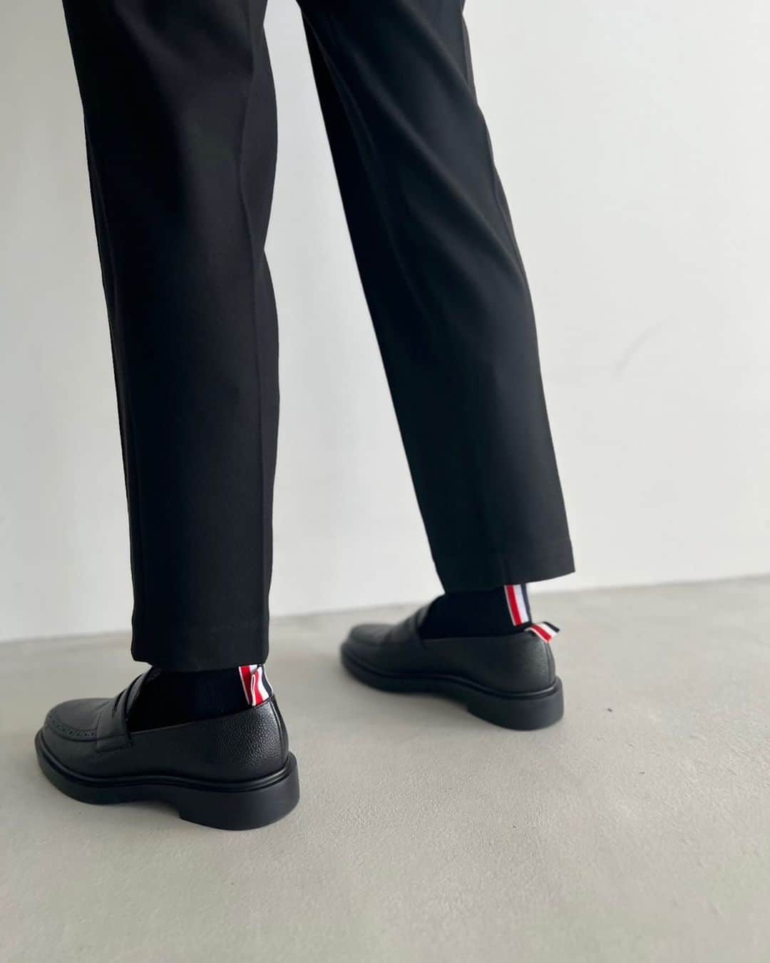 安藤沙耶香のインスタグラム：「今年の秋の推しローファー @thombrowne  ソックスと合わせて履くのもお気に入り♡  10年以上前から好きだけど 最近また再熱♡」