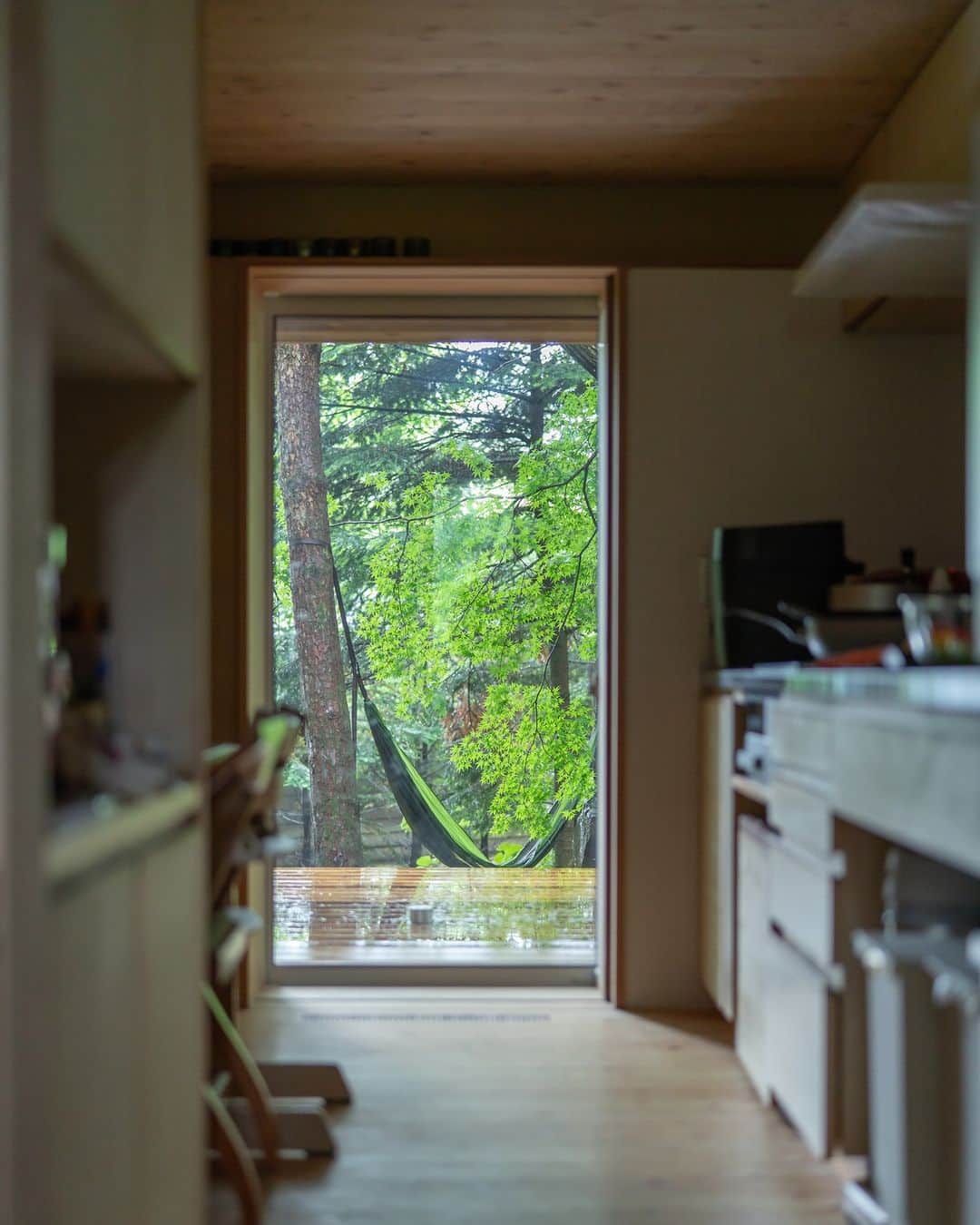 美し信州建設のインスタグラム：「外ごはんを気軽に  外を眺めながら料理ができる壁付けキッチンの脇に、大きな掃き出し窓を計画。 時には気分を変えて、外のウッドデッキで食事を囲むのも豊かな時間です。  設計：伊礼智設計室  【i-works1.0 森の中で暮らす】 --------------------------------------------  信州の街に、自然に、人に寄り添うロングライフデザインの住まい。 美しい本物の木の住まいをお届けします。  A Long Life Design home that harmonizes with nature and people in the towns of Shinshu. We deliver homes crafted from exquisite, authentic wood – residences that truly embrace the essence of nature and community.  -------------------------------------------- ▼最新のイベント情報や家づくりの事例は @utukusinshuu のURLからご覧いただけます。   #軽井沢町 #i_works #i_works_project #伊礼智 #伊礼智設計室 #長野県工務店  #上田市工務店 #造作キッチン #iworks #iworksproject #美し信州建設 #木の家 #自由設計 #注文住宅 #建築士とつくる家 #丁寧な暮らし」