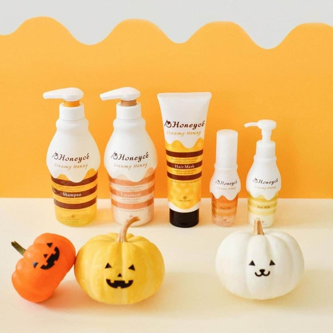 Honeyce(ハニーチェ) のインスタグラム：「HAPPY HALLOWEEN🎃👻  10月も今日でおわりですね。 ほめられハニーの香りで日々の疲れも癒しましょ🍯  シャンプーの後にはトリートメントの代わりにヘアマスクで髪の集中ケア。 アウトバストリートメントとして、ヘアオイルやヘアミルクでうるツヤケアしてあげてくださいね！  すてきなハロウィンをお過ごしください🐝  #ハニーチェ #honeyce  #はちみつシャンプー #シャンプー #トリートメント #ヘアマスク #ヘアミルク #ヘアオイル」