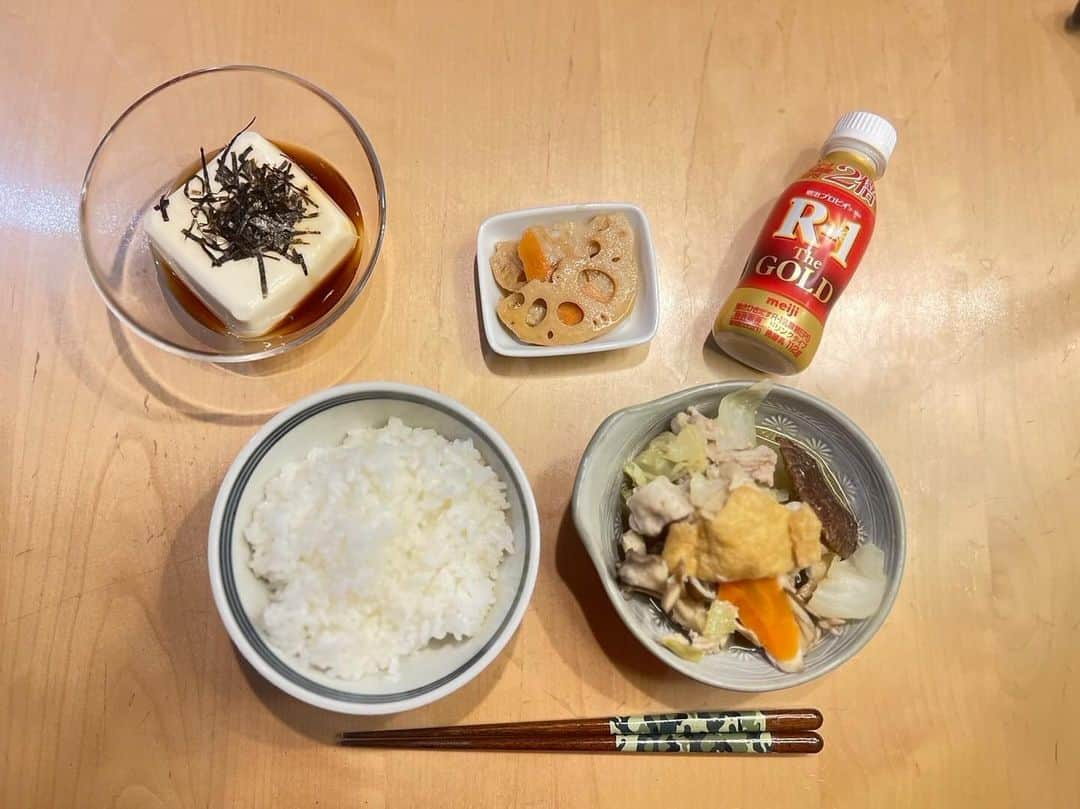 池田大志のインスタグラム：「コンビニ行ったらパワーアップ版のR-1見つけた！！ 飲んでみたら意外とすっきりしてて飲みやすかった✨️         #PR  #R-1TheGOLD #体調管理 #ヨーグルト #今日好き  #男子高生ミスターコン  #池田大志」