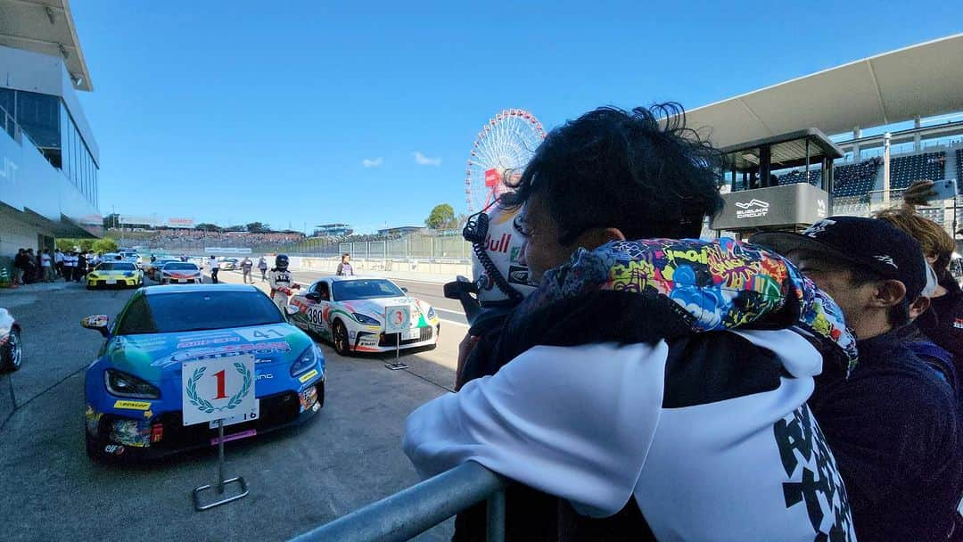 香川トヨタ公式のインスタグラム：「. TOYOTA GAZOO Racing GR86/BRZ Cup 2023 クラブマンシリーズ  第6戦  鈴鹿（2023.10/28〜29）  香川トヨタがメインスポンサーを務める Racing TEAM HERO'S T&Iが 見事初優勝しました！！🥇✨  チームの皆さんのレースにかける熱い思い 感動的な瞬間に立ち会えて本当に幸せでした。  有岡選手、とてもかっこよかったです🥹 感動をありがとうございました👏 @ryohei_688   今回も香川トヨタのエンジニア3名が サポートスタッフとして帯同し 貴重な経験を積むことが出来ました👨🏻‍🔧  そして！ 今回のレースを走り抜いたGR86を 今週金曜、11月3日（金・祝） #高松花園店 に展示します！🏎️  チームスタッフ @tandi_racing にも お越しいただきますので 皆様ぜひお越しください☺️  次戦、最終戦 富士（2023.11/25〜26）も 全力で応援します！📣 香川の皆さん！一緒に応援しましょう🏁  〜〜〜〜〜〜🔔YouTube Live 配信中🔔〜〜〜〜〜 https://m.youtube.com/watch?v=IsmZfPJMU9c&pp=ygUMdHJh5LqL5YuZ5bGA 〜〜〜〜〜〜〜〜〜〜〜〜〜〜〜〜〜〜〜〜〜〜〜〜  #香川トヨタ #gr86 #brz #gr86brz #41 #gr86brzrace #gr86brzcup #race #toyotagazooracing #トヨタ #toyota #鈴鹿 #鈴鹿サーキット #モータースポーツ #香川 #優勝 #有岡綾平選手 #レース #ワンメイクレース #香川トヨタ自動車 #トヨタレンタリース東四国 #トヨタエルアンドエフ香川」