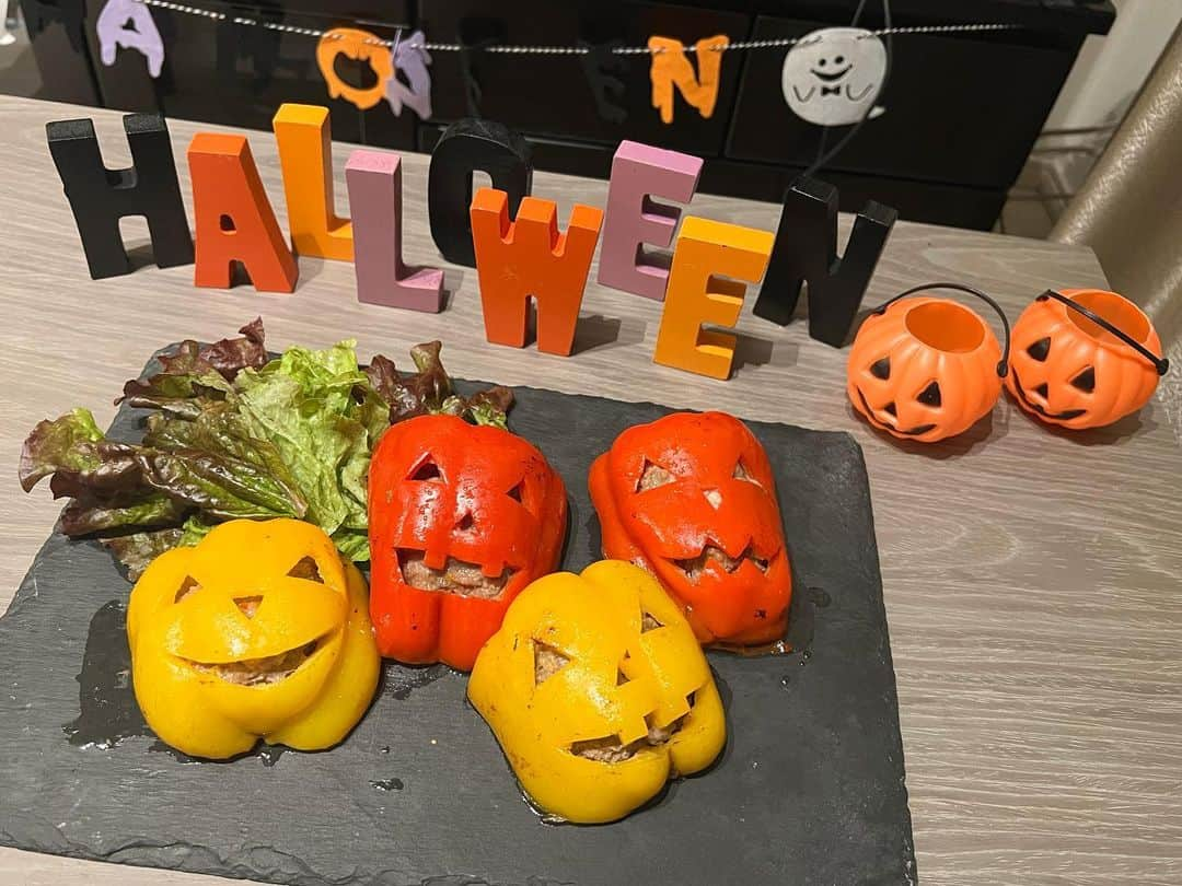 楪望のインスタグラム：「Happy Halloween!!👻 今年のハロウィンご飯は、パプリカ達でジャックオーランタンの肉詰めに🎃 パンプキンスープは裏ごしがめんどくさかったので、横着しました🙃🙌  顔作るの、工作みたいで楽しかったなーー🧟‍♀️🔪☜絵文字こわい。笑 10月ももう終わりかぁ（´-`）.｡oO #happyhalloween #halloween #ハロウィン #ハロウィーン #trickortreat #10月 #october #🎃 #👻 #🧟‍♀️」