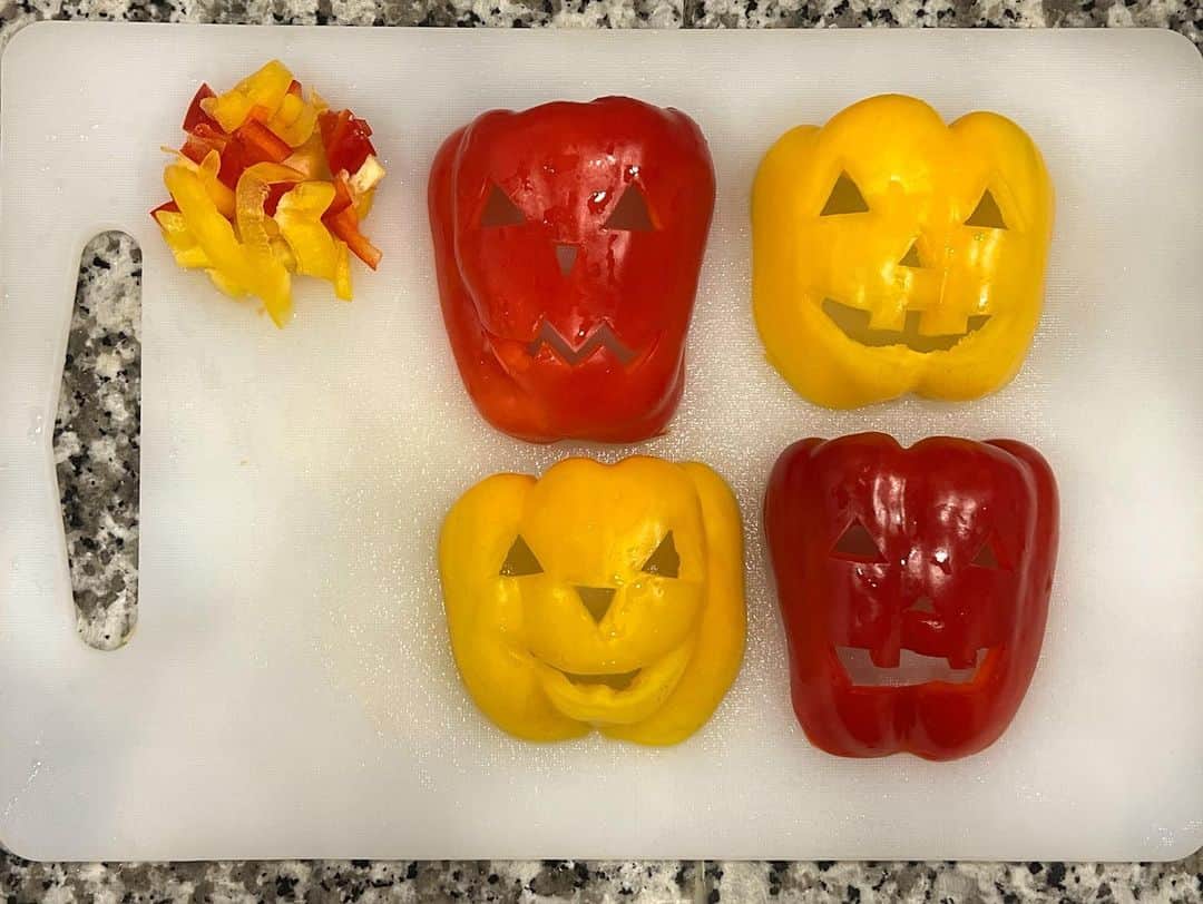 楪望さんのインスタグラム写真 - (楪望Instagram)「Happy Halloween!!👻 今年のハロウィンご飯は、パプリカ達でジャックオーランタンの肉詰めに🎃 パンプキンスープは裏ごしがめんどくさかったので、横着しました🙃🙌  顔作るの、工作みたいで楽しかったなーー🧟‍♀️🔪☜絵文字こわい。笑 10月ももう終わりかぁ（´-`）.｡oO #happyhalloween #halloween #ハロウィン #ハロウィーン #trickortreat #10月 #october #🎃 #👻 #🧟‍♀️」10月31日 19時53分 - nozomi_yuzuriha_official