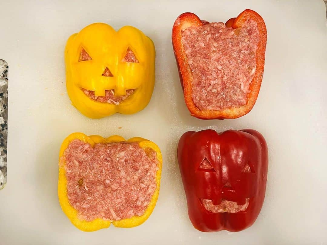 楪望さんのインスタグラム写真 - (楪望Instagram)「Happy Halloween!!👻 今年のハロウィンご飯は、パプリカ達でジャックオーランタンの肉詰めに🎃 パンプキンスープは裏ごしがめんどくさかったので、横着しました🙃🙌  顔作るの、工作みたいで楽しかったなーー🧟‍♀️🔪☜絵文字こわい。笑 10月ももう終わりかぁ（´-`）.｡oO #happyhalloween #halloween #ハロウィン #ハロウィーン #trickortreat #10月 #october #🎃 #👻 #🧟‍♀️」10月31日 19時53分 - nozomi_yuzuriha_official