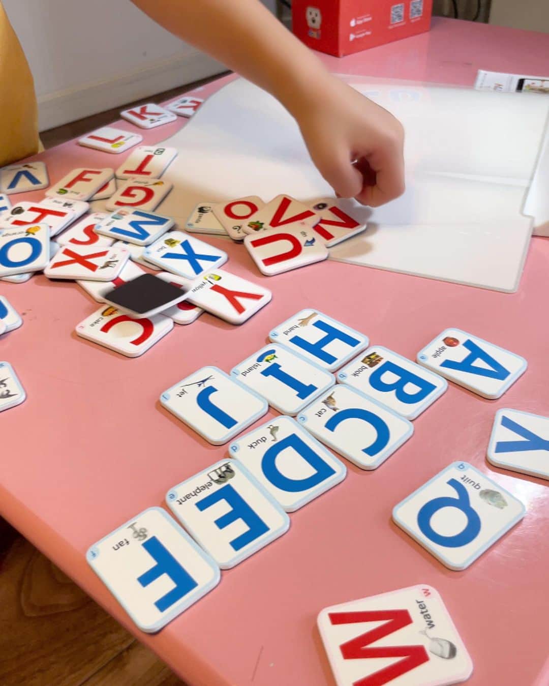 Miku Hirata 平田未来さんのインスタグラム写真 - (Miku Hirata 平田未来Instagram)「楽しく英語が勉強できる知育玩具『AR ENGLISH』で遊んでみました！  英語歴が約1年半の次男(6歳)と duubで遊んでみました🐶  アルファベットを並べてみたり 出てきたアルファベットをみて カードを探したり✨  いろいろな楽しみ方ができます🧡  モードも 簡単なものから難しいものがあり 対戦もできるそう✨  https://youtu.be/kBvPxAbt0_g?si=qB11IoxR_tgJo94D  取扱説明書は、 韓国語の説明なのですが 設定はシンプル！  アプリをダウンロードして 言語とモードを選択するだけ🧡  YouTubeにもまとめてみました  💎💎💎💎💎💎  AR ENGLISH とは❓ ミラー反射技術を使い、基礎英語を楽しく学習できるように開発したプログラムです🩷  このプログラムで子ども達は英語の標準発音、高品質の写真とともに様々な単語を学習できます✨  @duub_official  @miimo_kova.official  #PR  #ARENGLISH #英語教育 #知育おもちゃ #子ども英語教育 #子ども英会話レッスン #子どもアルファベット #幼稚園児英語 #楽しく英語を学ぶ」10月31日 19時53分 - miku.hirata
