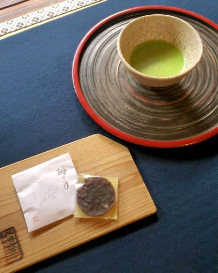 小谷津友里のインスタグラム：「日本最古の茶園である高山寺でお抹茶をいただきます🍵😋  9月中旬の京都旅、時差投稿でお届けしてます🤍  高山寺では日本最古のマンガと言われている 有名な鳥獣人物戯画を見られるよ！ 鳥獣人物戯画は写真NGだったけど お土産にクリアファイルを買ったので載せとく🐰 筆で描かれたモノクロでコミカルな絵が素敵だな☺️  お茶と一緒に写ってるポストカードは 世界遺産検定1級をもってると 貰えるの☺️沢山勉強したご褒美や～笑  高山寺は 京都駅からはバスで５５分くらい！ 少し距離があるけど 朝イチで高山寺に行ったあと バスで南下して龍安寺や金閣寺があるエリアに行ったら 効率よく観光できたよ🚌  高山寺は紅葉が綺麗な場所でもあるので そのシーズンにも行ってみたいな🍁  #京都 #高山寺 #京都旅 #ひとり旅 #世界遺産 #京都観光 #kyoto #世界遺産検定 #世界遺産検定1級 #紅葉 #鳥獣戯画 #国内旅行 #japan #抹茶 #鳥獣人物戯画 #kosanji #temple #お茶 #国宝 #世界文化遺産 #こやゆり旅 #こやゆりフード」