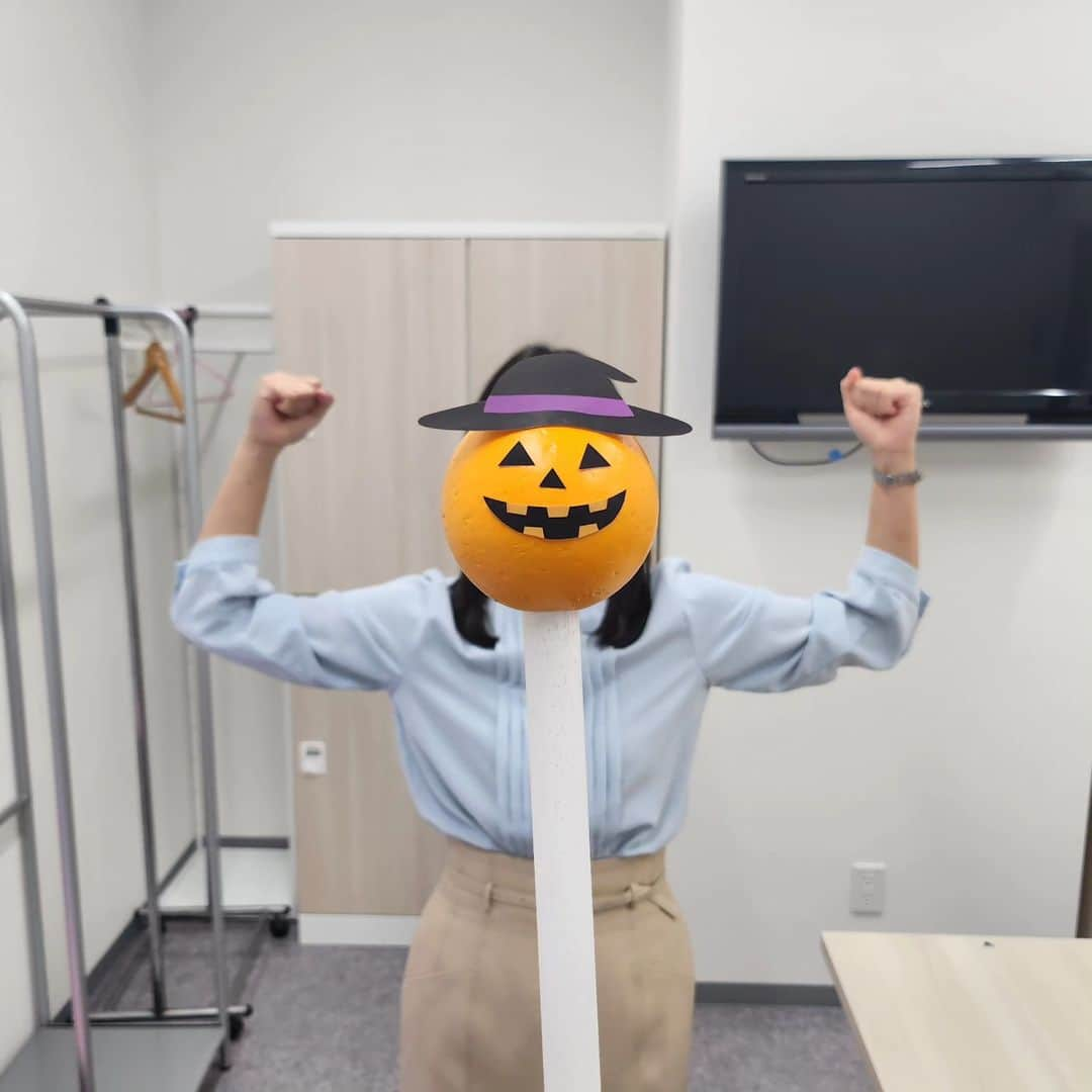 平地真菜のインスタグラム：「全身仮装する勇気はないけどハロウィン気分を味わいたい人🎃 豊崎さんともハロウィン気分を楽しみました～✨」