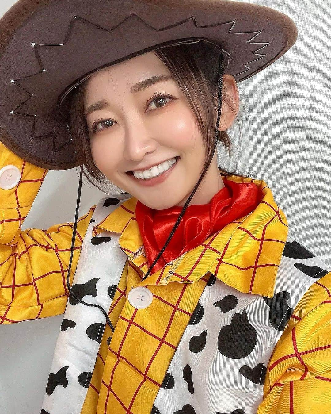 山吹香織さんのインスタグラム写真 - (山吹香織Instagram)「happy Halloween〜🎃👻🍭  1枚目は…山吹ウッディ🤠 2枚目は…山吹ポリスです👮🏻 どちらが好きですか？？🤣爆  今回仕事で着ました。笑 『ウッディー』って子供達からたくさん呼ばれて嬉しかった🥹← 子供達に癒された現場でした🫶☺️🌱  それでは皆さん〜 素敵な夜を。。🎃🩷  #happyhalloween  #ハロウィン #ハロウィンコスプレ  #まさか着るとは思わなかった爆 #素敵な時間 を🎃💓」10月31日 19時54分 - kaori_yamabuki