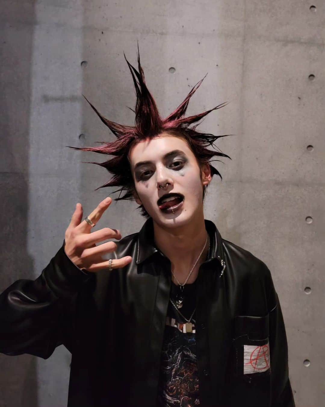 翔さんのインスタグラム写真 - (翔Instagram)「Happy Halloween みんななんの仮装した? 僕はパンク🤟🤟  What were your costumes?  #halloween #hallowseve #punk #libertyspikes」10月31日 19時55分 - sho0509official