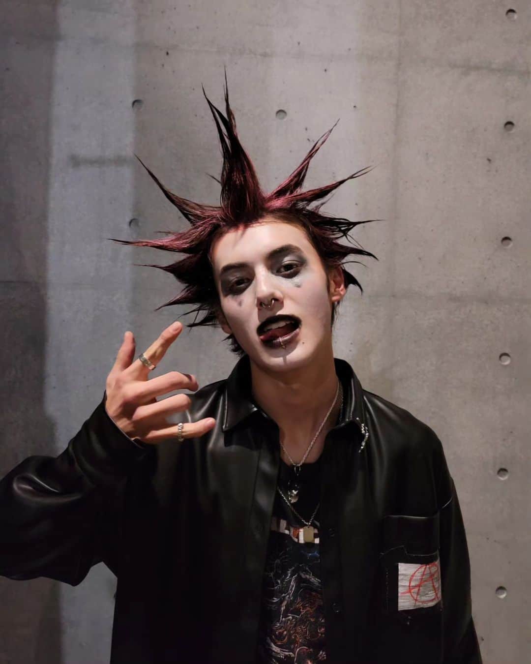翔のインスタグラム：「Happy Halloween みんななんの仮装した? 僕はパンク🤟🤟  What were your costumes?  #halloween #hallowseve #punk #libertyspikes」