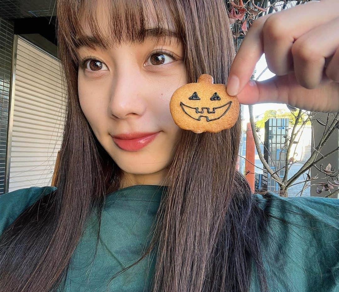 玉井らんさんのインスタグラム写真 - (玉井らんInstagram)「Halloween😈🖤 . . ちゃこはかぼちゃになりました。🎃 . . #ハロウィン #ハロウィンメニュー #ハロウィンスイーツ #パフェ #パフェ活 #カフェ #犬とお出かけ #犬同伴可 #いぬすたぐらむ #マルパピ #パピマル #セルカ #일본 #셀카 #셀피 #말티즈 #할로윈」10月31日 19時57分 - ran_tamai