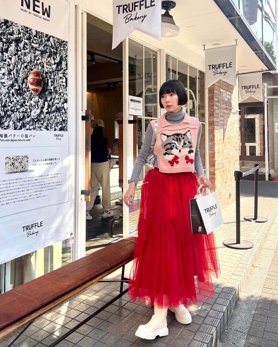 あさぎーにょのインスタグラム：「オススメ紹介ー！！まずトリュフのパン！！！ まじで美味しい感動！ パンでこんなに食べたいと願うのは初めてかも？ @trufflebakery   三軒茶屋を巡ったので他にもシェアするね！  見つけた小さなコーヒー屋さん @obscuracoffeeroasters  とっても可愛くてラテが美味しかった☕️🌼  私が昔住んでた近所🥺 あの頃にあったら通ってたなぁ、、、♡  あとは三茶に来たらいつも買う 生スイートポテト専門店のスイーツ🍠 @oimo.online  冷凍で買えるから差し入れに買うよ！  　最後に、もう！三茶に住みたくなるじゃないか！ チーズケーキしびれる美味しさ🥶❤️ @junibun_bakery  お花が沢山で素敵だった！   ねぇねぇまた三茶に引越ししていい？（冗談だよ） それくらい、それくらい最高に住みたくなる場所！  三茶loverな気持ちが蘇りました😞♡ みんなも行ってみてー！！！！  他にも今回行けなかったけど三茶住みの友達に オススメされたお店貼っておくね！  【古着】 ・LUIK @luik0121   ・Arca @arca_vintage   ・trope @trope.tokyo   ・twoknop @twoknop   【雑貨】 ・ノマディックライフ @nomadiclifetokyo  ・marumeto   【カフェ】 ・Hi monsieur(ﾑｼｭｰ) @hi_monsieur   【その他】  ・LINK @linc_original_makers  お友達からのメッセ↓ ちょっと池尻寄りになっちゃうんだけど、ここのモイスチャーミスト(mini)がまじで飛行機の時とか移動長い時とかリフレッシュに最高だからオススメ！！！香り1種だから好きかわからんけど！  教えてくれてありがとう💌 みんなも参考にー❤️ 私もまた三茶行くよー！（マウスピースのクリニックが三茶だからねっ🦷）  #三軒茶屋#三茶#カフェ#東京観光 #東京カフェ #日本旅行」