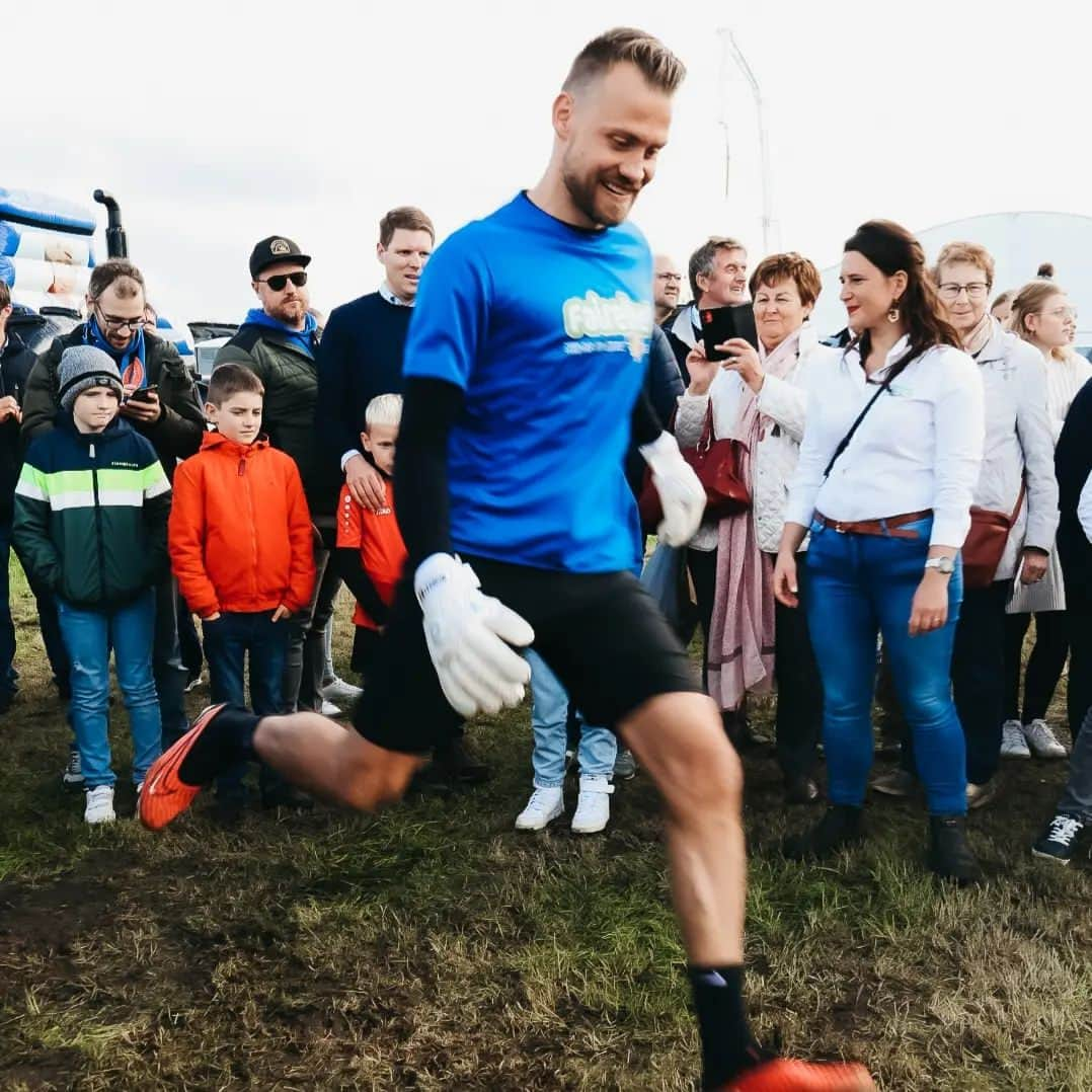 シモン・ミニョレさんのインスタグラム写真 - (シモン・ミニョレInstagram)「Een onvergetelijke dag op de open boerderijdag van onze Fairebel Coöperatie samen met Simon Mignolet : nauwkeurige schoten op doel, stralende glimlachen en warme momenten met de familie op de boerderij 'T Schottenhof! ⚽ #Fairebel #SimonMignolet #OpenDag2023  ---------  Une journée mémorable aux portes ouvertes de notre coopérative Fairebel avec Simon Mignolet : des tirs au but précis, des sourires radieux et des moments chaleureux en famille à la ferme 'T Schottenhof ! ⚽ #Fairebel #SimonMignolet #PortesOuvertes2023  @22mignolet2」10月31日 19時58分 - 22mignolet22