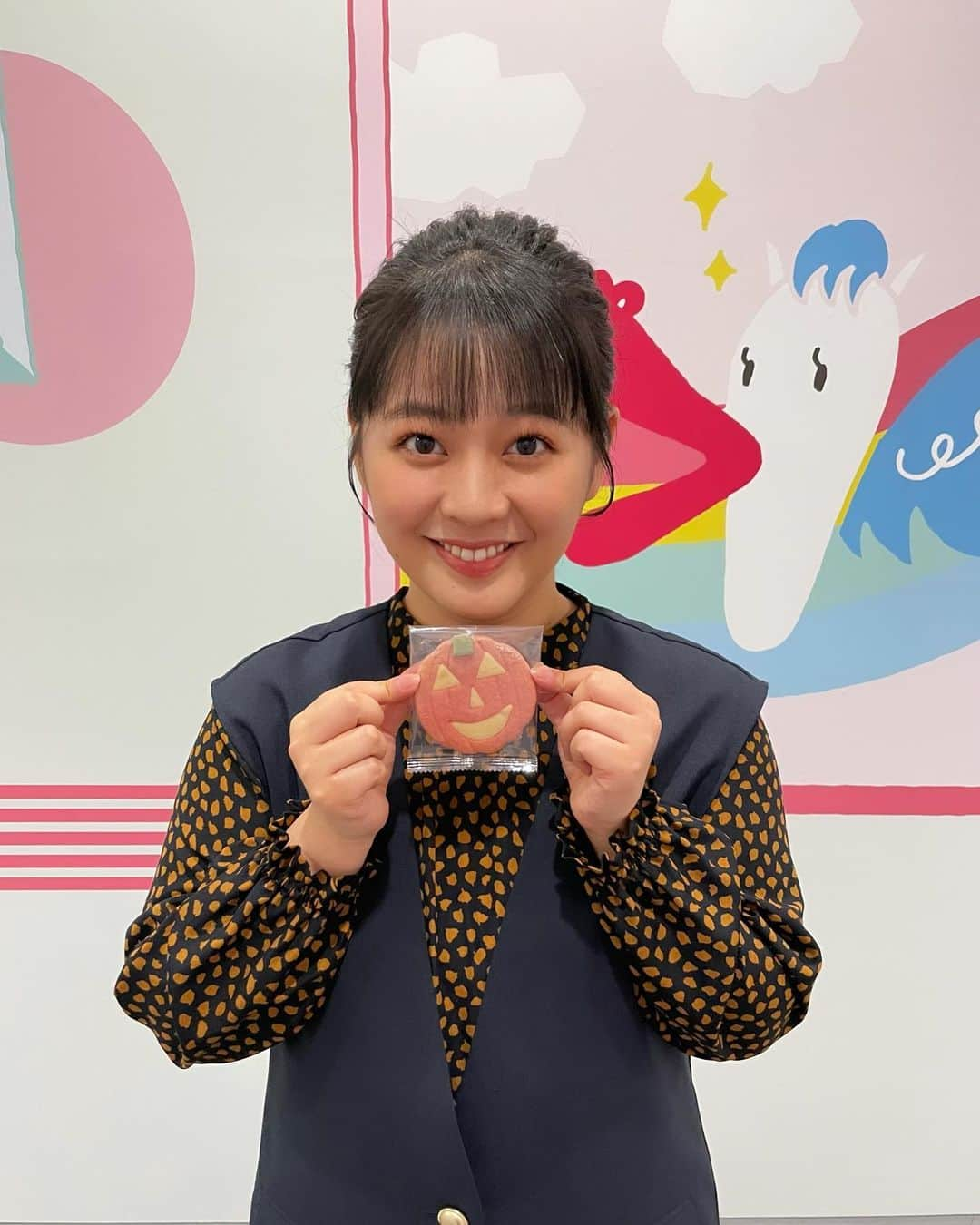 谷元星奈のインスタグラム：「* よ〜いドン！でこんなかわいいクッキーをいただきました🍪  4枚目、せっかくなので、 ハチエモンにも食べさせてあげました🎁  #ハロウィーン #halloween #halloween2023 #クッキー #トリックオアトリート  #カンテレ#ハチエモン」