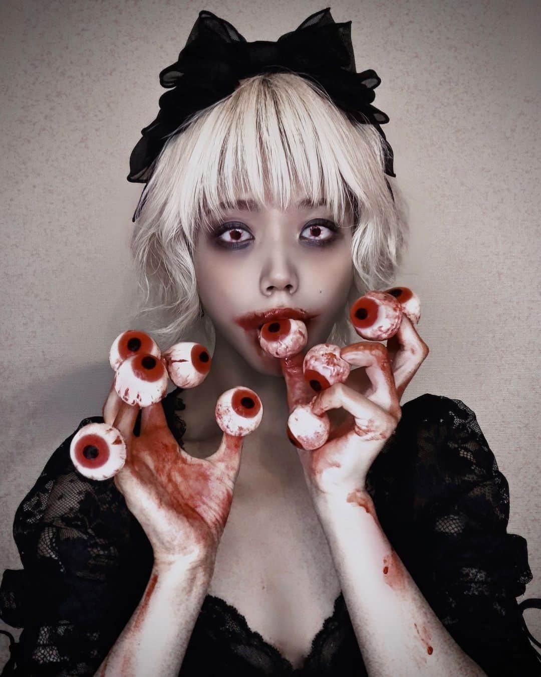 ハナエのインスタグラム：「𝓗𝓪𝓹𝓹𝔂 𝓗𝓪𝓵𝓵𝓸𝔀𝓮𝓮𝓷🖤 目玉食べ食べハロウィンのヒロイン ⁡ ⁡ ⁡ @babyart の絵にインスパイアされて🩸  ヤバカラコンは @the_piel のspooky！ 白コン好きだからツボだった🥹 ⁡ ⁡ ⁡ #halloween #happyhalloween」