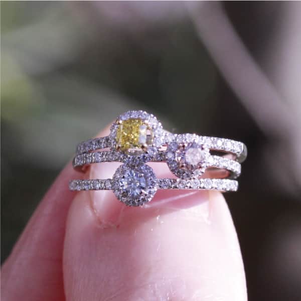 erudo_jewelry salonさんのインスタグラム写真 - (erudo_jewelry salonInstagram)「. 【天然カラーダイヤモンドの紹介】  無色透明のダイヤモンドが10,000個採掘された中で、1個 見つかるかどうかの確率の希少性の高いカラーダイヤモンド。  本日ご紹介するのは、イエロー/ピンク/ブルーダイヤモンドのとりまきリング です。  #カラフル #資産運用 #ダイヤモンド #カラーダイヤ #ピンクダイヤモンド #稀少価値 #婚約指輪」10月31日 20時00分 - erudo_jewelry