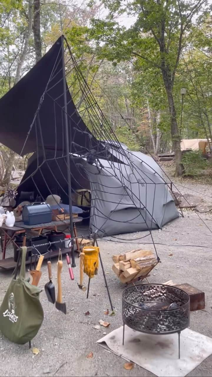 CAMP_HACKのインスタグラム：「本国にも負けない本格ハロウィンキャンプ🎃👻  フォトスペースと間違えてしまいそうなほどのハイクオリティ✨  from CAMP HACK  Photo by @ken_bayashi さん  #ハロウィン #ハロウィン飾り #ハロウィンキャンプ」