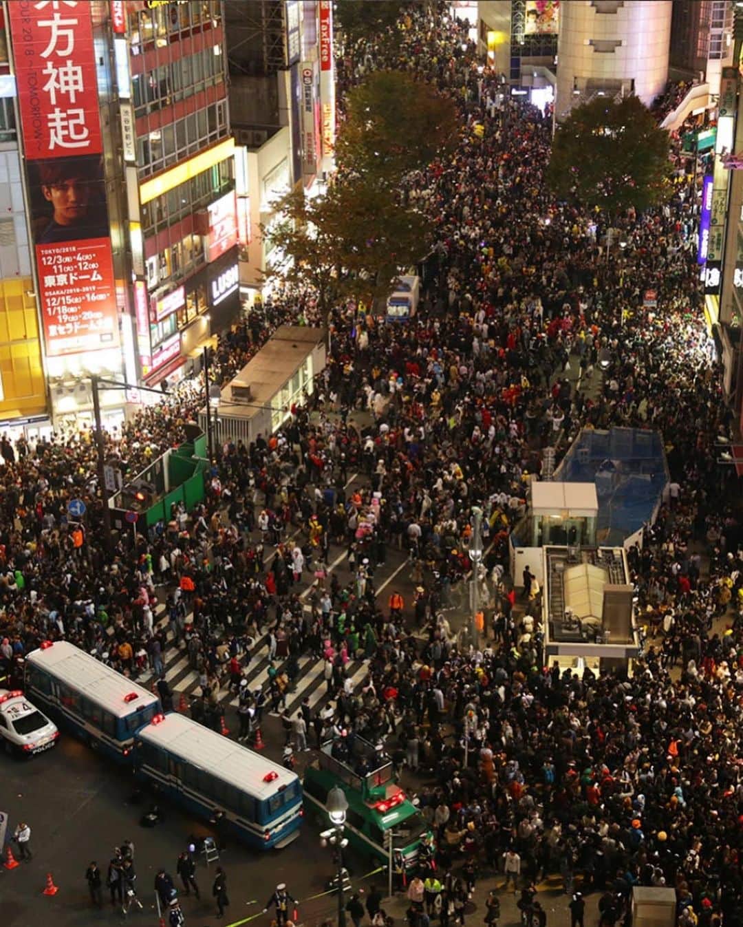 VICE Japanさんのインスタグラム写真 - (VICE JapanInstagram)「大勢の人が渋谷に詰めかけ、トラブルだらけの大混乱になる日、ハロウィン。この日だけは、渋谷を避けるかたも多いはずだ。  2018年の10月31日は、平日ということもあってか、直前の土日から渋谷には、スパイダーマンや、ルフィ、ひょっこりはんが大集結。ニュースでも、痴漢、ポイ捨て、騒音、そして軽トラックの横転事件などが報じられ、けみお、藤田ニコルらの著名人もSNSに持論を投稿していた。渋谷区もホームページ上で「31日のハロウィーンでは決して周囲に迷惑をかけず、モラルや法令を守り、健全に楽しんでいただきたい」と発表するほどだった。  そしてハロウィン当日の渋谷。私は、予想以上の人の多さに驚かされてしまった。渋谷で下車し、スクランブル交差点を渡るまでに約20分。カメラマンとの合流にも大変苦労した。ちなみに私は、今年のW杯日本戦の夜も渋谷に足を運んだが、この夜のほうが明らかに人口密度は高かったようだ。スクランブル交差点付近で警察官に「この前の土日と比べると、どちらのほうが人が多いですか？」と訊くと、「今日のほうが多い気がします。平日なのに」との返事。すし詰め状態で、身動きが取れず、将棋倒しになったら死ぬかもしれない、と不安すらよぎった。  記事詳細は @vicejapan プロフィールのリンクから  #vicejapan #vice #ヴァイスジャパン」10月31日 20時00分 - vicejapan