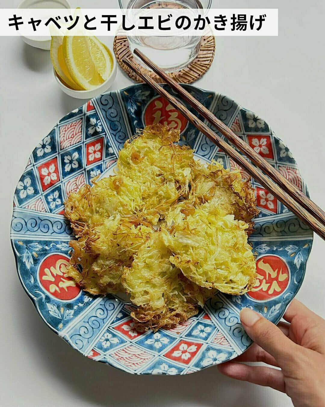おうちごはん編集部さんのインスタグラム写真 - (おうちごはん編集部Instagram)「【秋冬に作りたい！ #キャベツ料理 のアレンジ7選】  年中食べられるキャベツ🥬ですが、寒くなってくると比較的収穫量が多くなるので、値段が安くなります🙌  そんなキャベツがお得な時期に作りたいキャベツ料理をピックアップ☝️  アツアツのグラタンや鍋などこれからの季節にぴったりです😋  ------------------  🥬キャベツと干しエビのかき揚げ photo by @eemykitchen8  🥬キャベツ麻婆豆腐 photo by @teikuuhikou_kitchen  🥬キャベツグラタン photo by @peperoncino_aya  🥬キャベツと豚バラの酒蒸し photo by @boku_5656  🥬そのままキャベツのチーズスープ photo by @kazumiokuda  🥬ふっくら肉団子とニラとキャベツの担々風ごま味噌鍋 photo by @kyounoouchigohan  🥬味噌バタコーンで鮭のちゃんちゃん焼き photo by @kyounoouchigohan  🔽キャベツ料理のレシピは、おうちごはんの記事でご紹介しているのでぜひチェックしてみてくださいね！ https://ouchi-gohan.jp/3945/  ------------------  ◆ #おうちごはんLover を付けて投稿するとおうちごはんの記事やこのアカウント、おうちごはん発信のトレンドリリースなどでご紹介させていただくことがございます。スタッフが毎日楽しくチェックしています♪  ［staff : コノ］ ------------------  #おうちごはんLover #おうちごはんラバー #ouchigohanlover #ouchigohan #おうちごはん #キャベツ #キャベツ料理 #キャベツレシピ #キャベツアレンジ #アツアツ #温まる #あったかごはん #あったかメニュー #自炊 #献立 #家庭料理 #手料理 #手作り料理 #料理 #手作りごはん #おかず #手作りおかず #主菜 #メイン料理 #おうち時間 #暮らしを楽しむ」10月31日 20時00分 - ouchigohan.jp