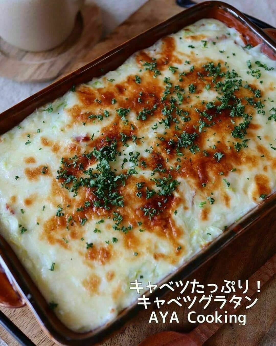 おうちごはん編集部さんのインスタグラム写真 - (おうちごはん編集部Instagram)「【秋冬に作りたい！ #キャベツ料理 のアレンジ7選】  年中食べられるキャベツ🥬ですが、寒くなってくると比較的収穫量が多くなるので、値段が安くなります🙌  そんなキャベツがお得な時期に作りたいキャベツ料理をピックアップ☝️  アツアツのグラタンや鍋などこれからの季節にぴったりです😋  ------------------  🥬キャベツと干しエビのかき揚げ photo by @eemykitchen8  🥬キャベツ麻婆豆腐 photo by @teikuuhikou_kitchen  🥬キャベツグラタン photo by @peperoncino_aya  🥬キャベツと豚バラの酒蒸し photo by @boku_5656  🥬そのままキャベツのチーズスープ photo by @kazumiokuda  🥬ふっくら肉団子とニラとキャベツの担々風ごま味噌鍋 photo by @kyounoouchigohan  🥬味噌バタコーンで鮭のちゃんちゃん焼き photo by @kyounoouchigohan  🔽キャベツ料理のレシピは、おうちごはんの記事でご紹介しているのでぜひチェックしてみてくださいね！ https://ouchi-gohan.jp/3945/  ------------------  ◆ #おうちごはんLover を付けて投稿するとおうちごはんの記事やこのアカウント、おうちごはん発信のトレンドリリースなどでご紹介させていただくことがございます。スタッフが毎日楽しくチェックしています♪  ［staff : コノ］ ------------------  #おうちごはんLover #おうちごはんラバー #ouchigohanlover #ouchigohan #おうちごはん #キャベツ #キャベツ料理 #キャベツレシピ #キャベツアレンジ #アツアツ #温まる #あったかごはん #あったかメニュー #自炊 #献立 #家庭料理 #手料理 #手作り料理 #料理 #手作りごはん #おかず #手作りおかず #主菜 #メイン料理 #おうち時間 #暮らしを楽しむ」10月31日 20時00分 - ouchigohan.jp