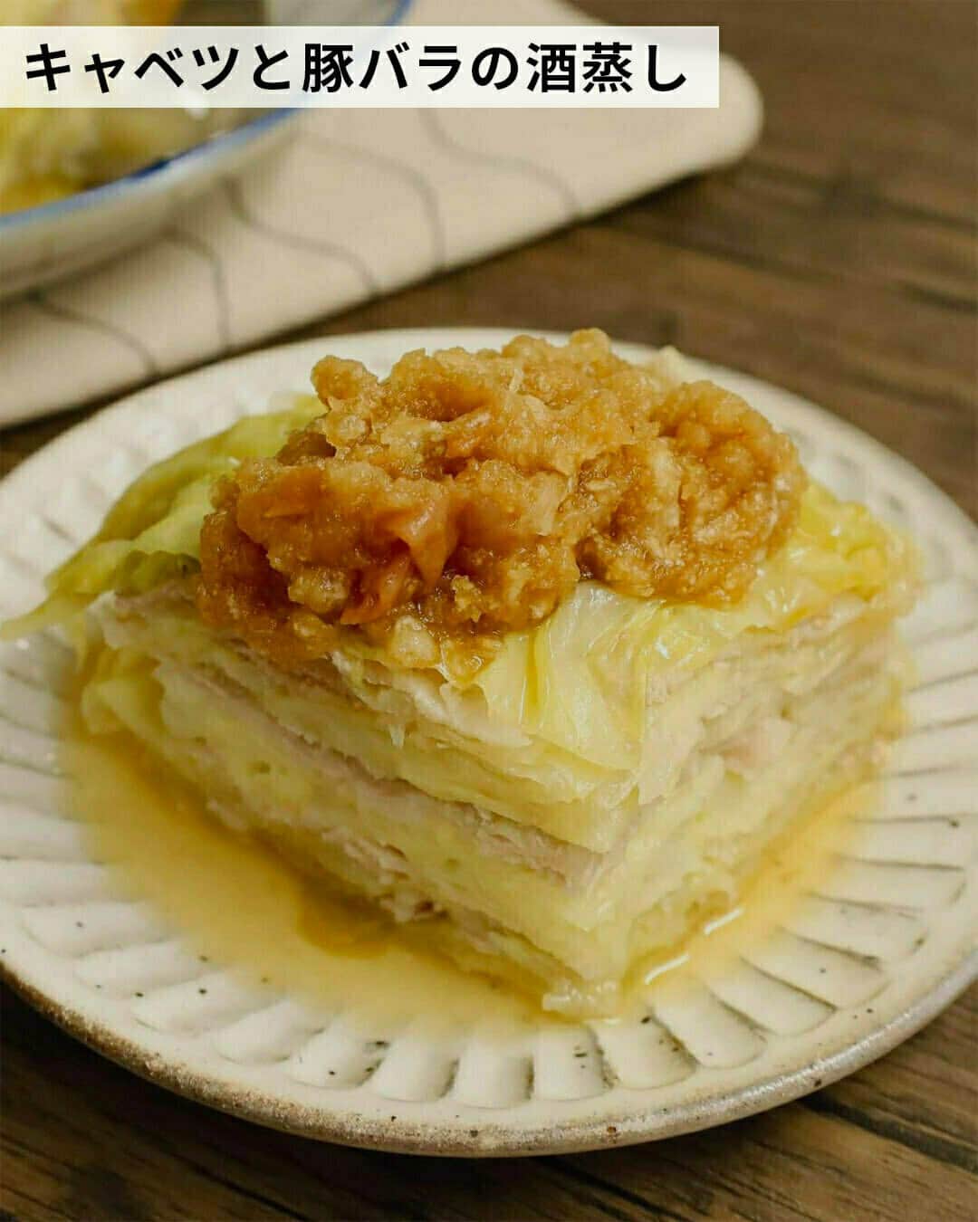 おうちごはん編集部さんのインスタグラム写真 - (おうちごはん編集部Instagram)「【秋冬に作りたい！ #キャベツ料理 のアレンジ7選】  年中食べられるキャベツ🥬ですが、寒くなってくると比較的収穫量が多くなるので、値段が安くなります🙌  そんなキャベツがお得な時期に作りたいキャベツ料理をピックアップ☝️  アツアツのグラタンや鍋などこれからの季節にぴったりです😋  ------------------  🥬キャベツと干しエビのかき揚げ photo by @eemykitchen8  🥬キャベツ麻婆豆腐 photo by @teikuuhikou_kitchen  🥬キャベツグラタン photo by @peperoncino_aya  🥬キャベツと豚バラの酒蒸し photo by @boku_5656  🥬そのままキャベツのチーズスープ photo by @kazumiokuda  🥬ふっくら肉団子とニラとキャベツの担々風ごま味噌鍋 photo by @kyounoouchigohan  🥬味噌バタコーンで鮭のちゃんちゃん焼き photo by @kyounoouchigohan  🔽キャベツ料理のレシピは、おうちごはんの記事でご紹介しているのでぜひチェックしてみてくださいね！ https://ouchi-gohan.jp/3945/  ------------------  ◆ #おうちごはんLover を付けて投稿するとおうちごはんの記事やこのアカウント、おうちごはん発信のトレンドリリースなどでご紹介させていただくことがございます。スタッフが毎日楽しくチェックしています♪  ［staff : コノ］ ------------------  #おうちごはんLover #おうちごはんラバー #ouchigohanlover #ouchigohan #おうちごはん #キャベツ #キャベツ料理 #キャベツレシピ #キャベツアレンジ #アツアツ #温まる #あったかごはん #あったかメニュー #自炊 #献立 #家庭料理 #手料理 #手作り料理 #料理 #手作りごはん #おかず #手作りおかず #主菜 #メイン料理 #おうち時間 #暮らしを楽しむ」10月31日 20時00分 - ouchigohan.jp
