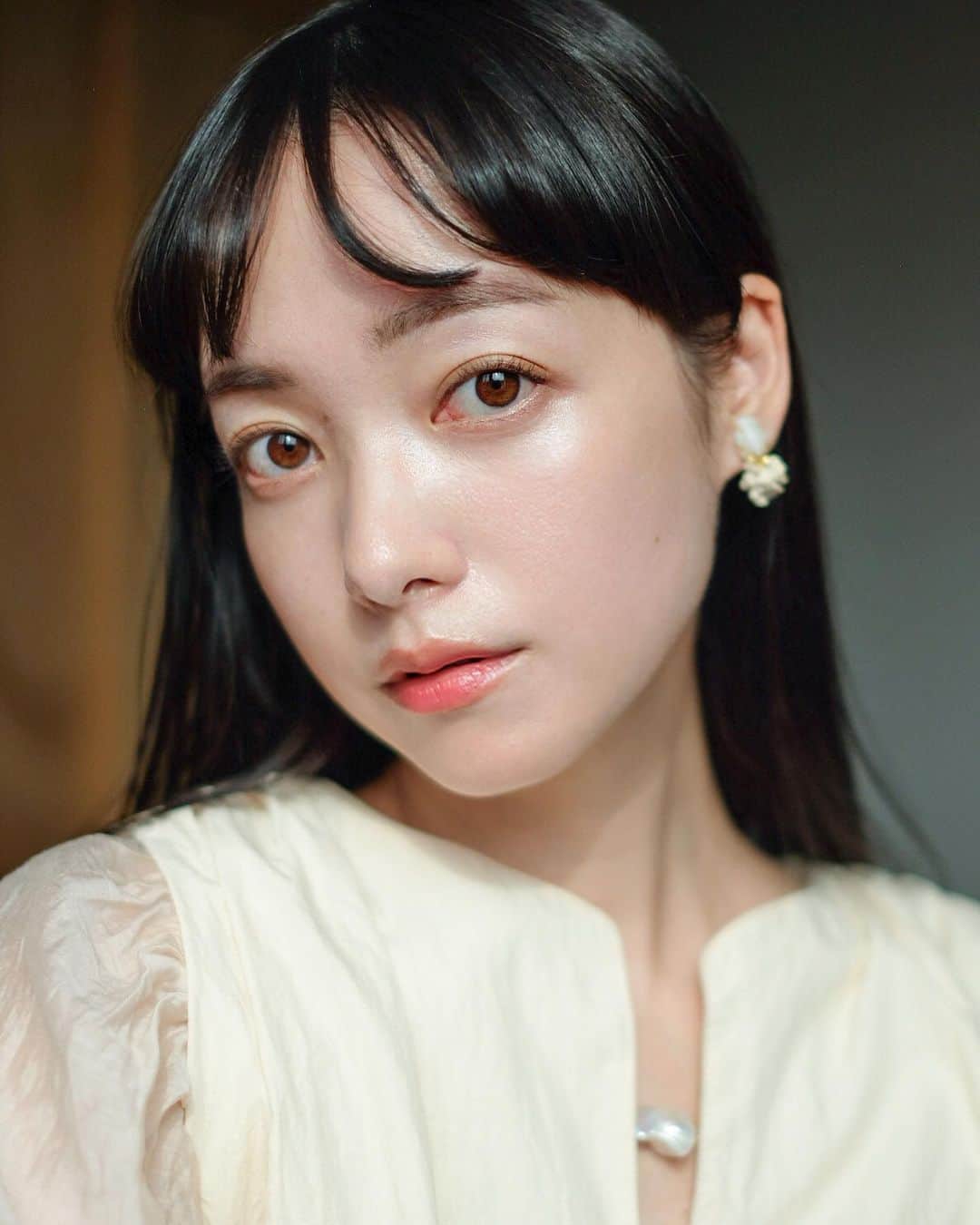 武居詩織のインスタグラム：「この間のインスタライブでも質問のあったスキンケア事情。  私は肌の状態に応じてこまめにスキンケアを変えているのですが、最近は @elixir_official_shiseido のエリクシール リフトモイスト ローション SP （医薬部外品）とエリクシール リフトモイスト エマルジョン SP （医薬部外品）を使ってみています𓈒𓏸  エイジングケア※にこだわり続けて40年のブランドだから気になる年齢肌の悩みにぴったり。 化粧水も乳液も使用感のテクスチャーが、“さっぱり〜とてもしっとり”まで選べるのですが、なんとどのテクスチャーのものも保湿力と肌への効果は変わらないのだそう。 私は今回今後乾燥も気になる季節になってくるので、“しっとり”を選びました。 季節や肌の状態に合わせて組み合わせられるのが嬉しい！  きっちりお手入れすると気分も上がります。ほっぺに「つや玉」ができるような内側から輝く肌でありたい。 季節の変わり目、きちんとケアしていきたいです。   ※年齢に応じたうるおいケア  #PR  #エリクシール  #スキンケア  #化粧水  #乳液  #エイジングケア  #コラーゲン」