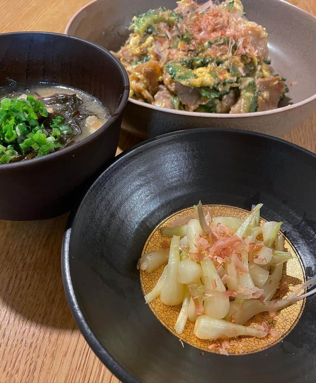 高田秋のインスタグラム：「石垣で買った島らっきょう💚  こんなに大変とは知らずに買ったんだけど、笑 美味しくて美味しくてパクパク食べちゃったぁ💫 土が付いた状態からピカピカになっていくのが 楽しかった♡ あとはゴーヤチャンプルーと 石垣産のもずくとアーサのお味噌汁🍽  ご馳走様でした😆  器は箱根の宿で買ったものと、 @actus_press のもの✨」