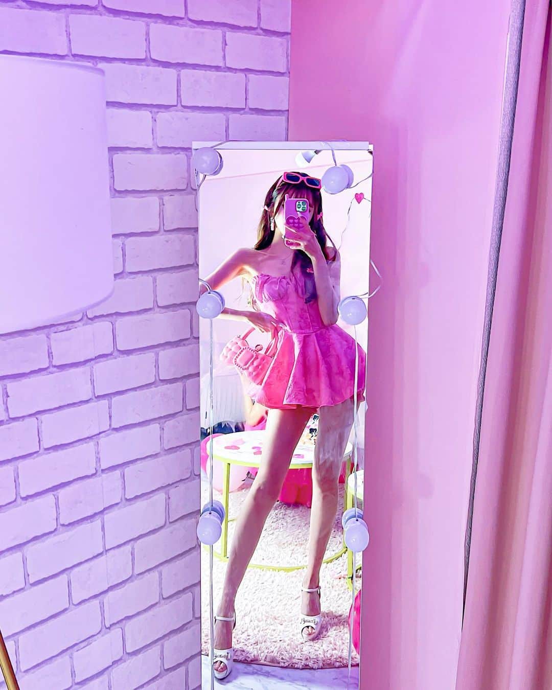 あやちゃんさんのインスタグラム写真 - (あやちゃんInstagram)「⸜𝑯𝒂𝒑𝒑𝒚 𝑯𝒂𝒍𝒍𝒐𝒘𝒆𝒆𝒏⸝ 今年はバービーコスプレしたよ💗💄💋🖤 どうかしら？💗 まずはピンショットのせるね💕📸  #バービーコスプレ #バービー #バービー人形 #ピンクコーデ #ハロウィンコスプレ #ハロウィンパーティー #コスプレ #ビビットピンク #barbiestyle #barbiedoll #barbiegirl #barbiecore」10月31日 20時09分 - aya.you.love.r