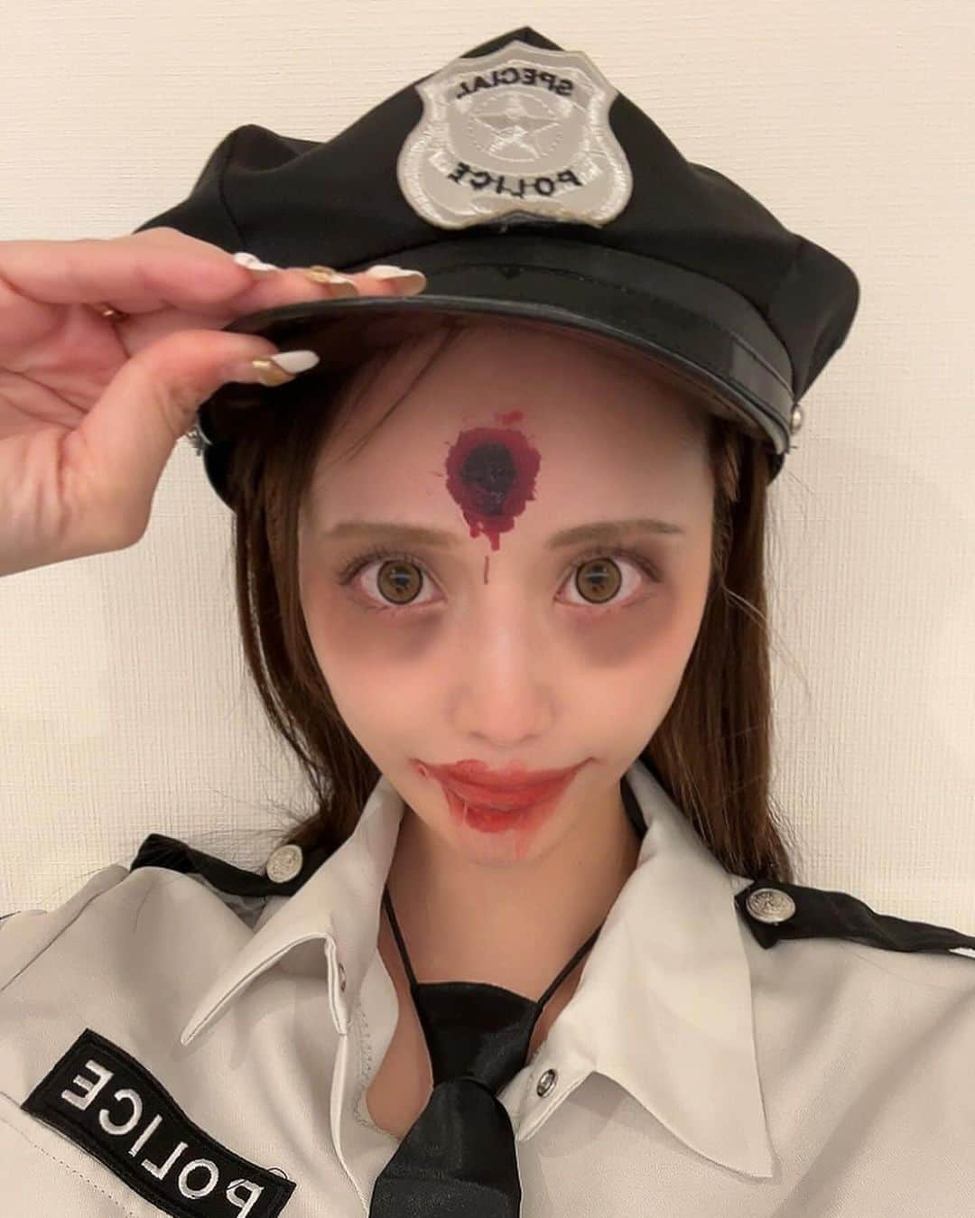 ともさんのインスタグラム写真 - (ともInstagram)「👻🎃　Happy  Halloween 🎃👻  今年の仮装はゾンビポリスマン👮 メイクは娘がしてくれたらんだけど なかなか上手い🤪  長女は、囚人❗️ 次女は、魔女🧙‍♀️ 息子は骸骨💀  娘達が、ダンススクールで ユニバダンス習ってきたから 教えてもらったけど やっぱり、難しい😓🤨  #happyhalloween #halloween2023#ハロウィン#ハロウィンコスプレ#家族で楽しむ #家族の時間 #踊ってみた#踊ってみた動画#ハロウィンメイク#娘と一緒に#ゾンビ#ゾンビデダンス」10月31日 20時09分 - tomo0510nagi