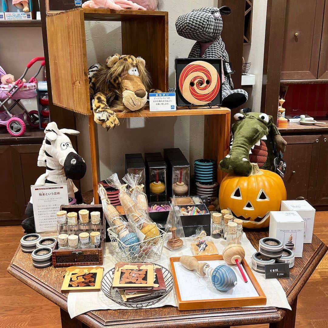 ボーネルンドのインスタグラム：「【今日はハロウィン🎃】ハロウィン仕様のお店ををのぞいてみましょう！ ------------- Happy Halloween! ボーネルンドのお店には、 ハロウィンモチーフの作品がたくさん！  ボーネルンドには、クラフトが得意なインストラクターが多く、 各店それぞれ楽しい作品が飾られています。  お店の近くにいらした際は、 インストラクターが作るハマビーズやかんてんねんどなどの材料を使った季節の作品を見にいらしてください♪ きっと、すてきなあそびのヒントが見つかるはずです！  先週末は、各地でハロウィンイベントが開かれ、 街が賑わっていましたね♪ みなさんはどのようにハロウィンを楽しまれましたか？ ぜひ、コメントで教えてください☺️  〈使用した商品〉 📷pic.2-4:ハマビーズ 📷pic.5:かんてんネンド  #ボーネルンド#bornelund#ハロウィン🎃#Halloween#ハマビーズ#アイロンビーズ#かんてんネンド#ねんど#粘土#粘土遊び#クラフト#アート#art#crafts#beast#sigikid#sigikidbeasts2y#3y#4y#5y#季節の遊び#こどものいる暮らし#プレゼント#ギフト#2歳#3歳#4歳#5歳#ハロウィンイベント#六本木」