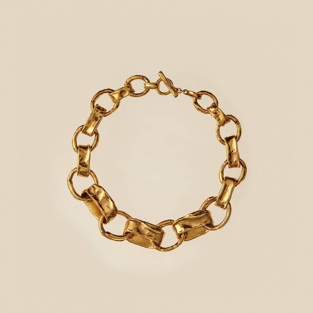 グーセンス パリのインスタグラム：「Art of material, bold lines and patinated details - Goossens jewelry shines with elegance.   #goossensparis」