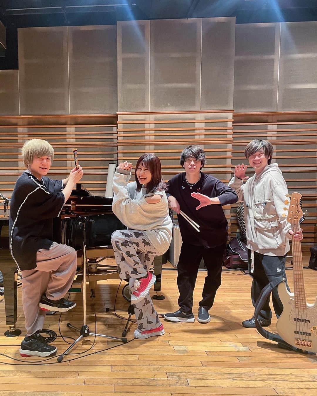 大塚紗英のインスタグラム：「『 #グレートロマンス街道』 あと6日🎥  💛 𝐁𝐀𝐍𝐃 𝐌𝐄𝐌𝐁𝐄𝐑 💛 白井アキトさん @akito_shirai (Piano & Key) 齋藤大陽さん @masaaki.saito (Bass) 直井弦太さん @neopompom (Drums)  やばいです!!!!!!!!!!!!!!!!!!!!!!!!!!!!!!!!!!!! 本番絶対やばい!!!!!!!!!!!!!!!!!!」