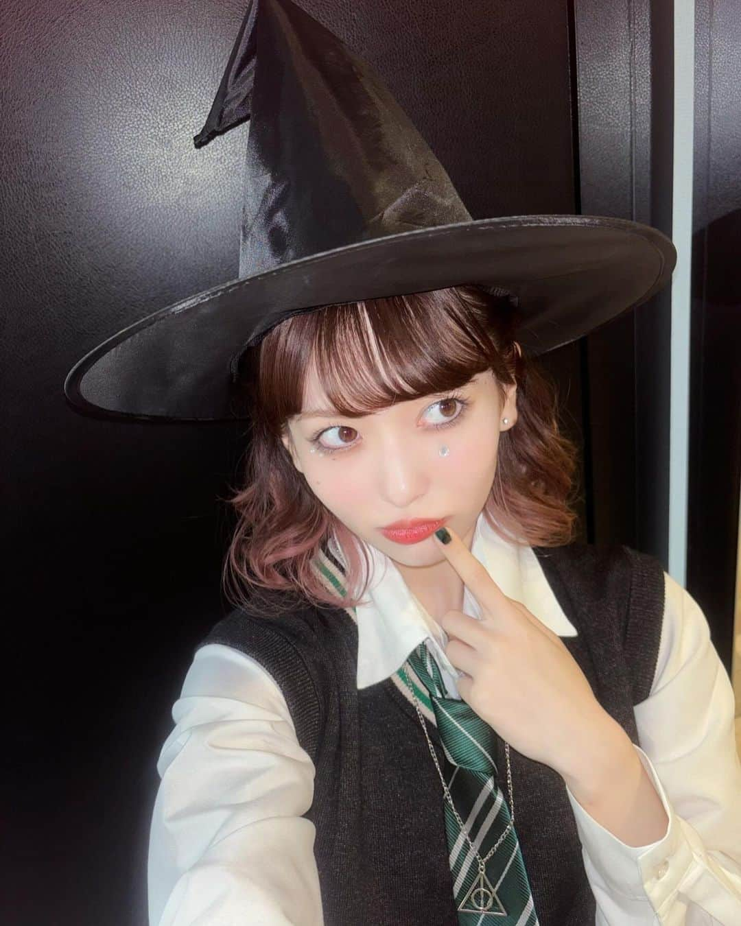 @onefive（ワンファイブ）さんのインスタグラム写真 - (@onefive（ワンファイブ）Instagram)「MOMOです🐍🖤  Happy Halloween🎃👻💟  今年は4人でHarry Potterのホグワーツ寮生になりました~🧙🏻‍♀️❤️💛💙💚  私はいちばん好きなスリザリン生でした︎^-^ メイクも合わせてダークな感じでとっても可愛かったです🖤  みんなお菓子もらった？？私は今年たくさんの人にお菓子をあげ歩いています🍫  楽しいHalloweenを過ごしてね✨🎃🎵  #OPENREC #onefive_NW #onefive_MOMO #onefive」10月31日 20時03分 - official.onefive