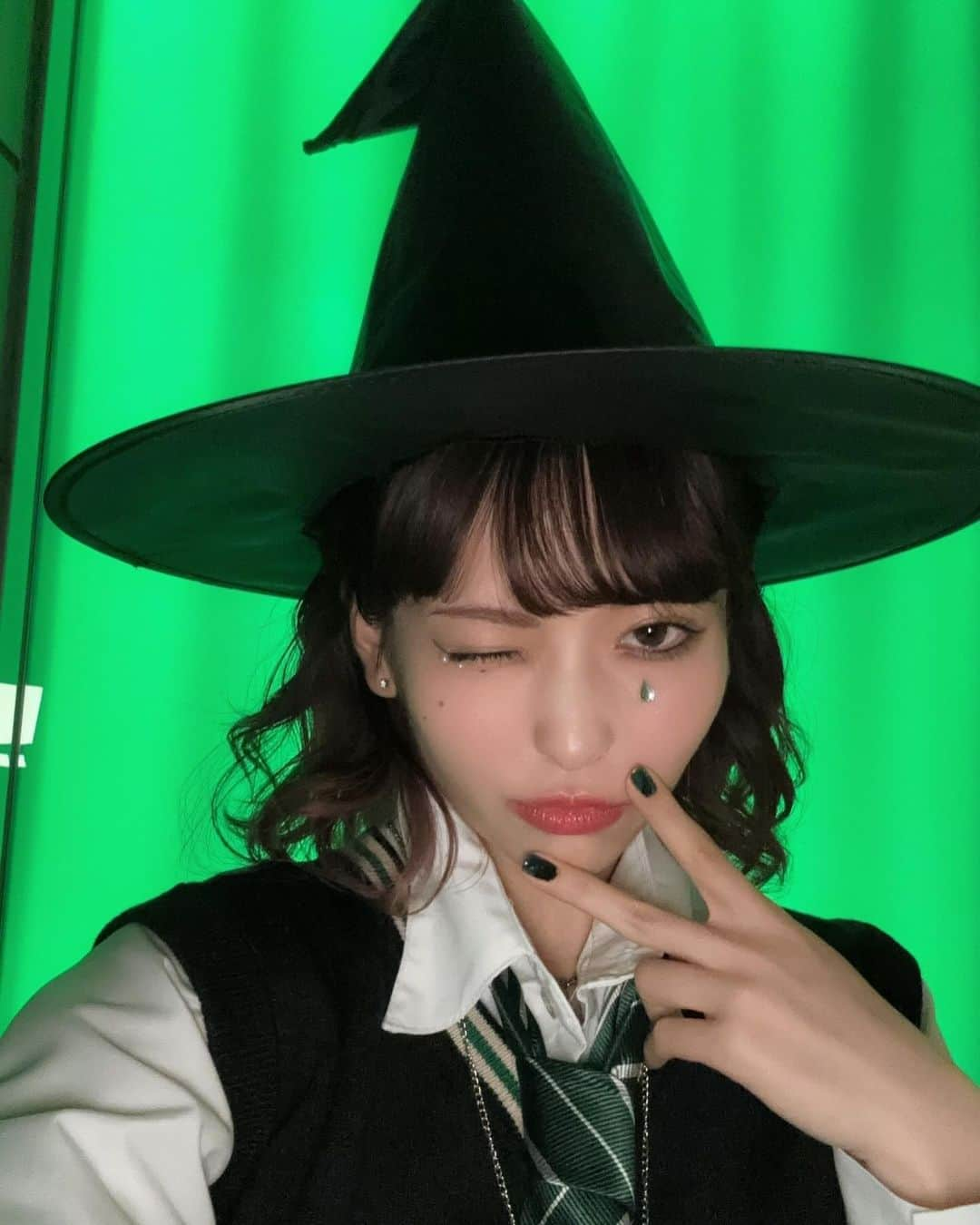 @onefive（ワンファイブ）さんのインスタグラム写真 - (@onefive（ワンファイブ）Instagram)「MOMOです🐍🖤  Happy Halloween🎃👻💟  今年は4人でHarry Potterのホグワーツ寮生になりました~🧙🏻‍♀️❤️💛💙💚  私はいちばん好きなスリザリン生でした︎^-^ メイクも合わせてダークな感じでとっても可愛かったです🖤  みんなお菓子もらった？？私は今年たくさんの人にお菓子をあげ歩いています🍫  楽しいHalloweenを過ごしてね✨🎃🎵  #OPENREC #onefive_NW #onefive_MOMO #onefive」10月31日 20時03分 - official.onefive