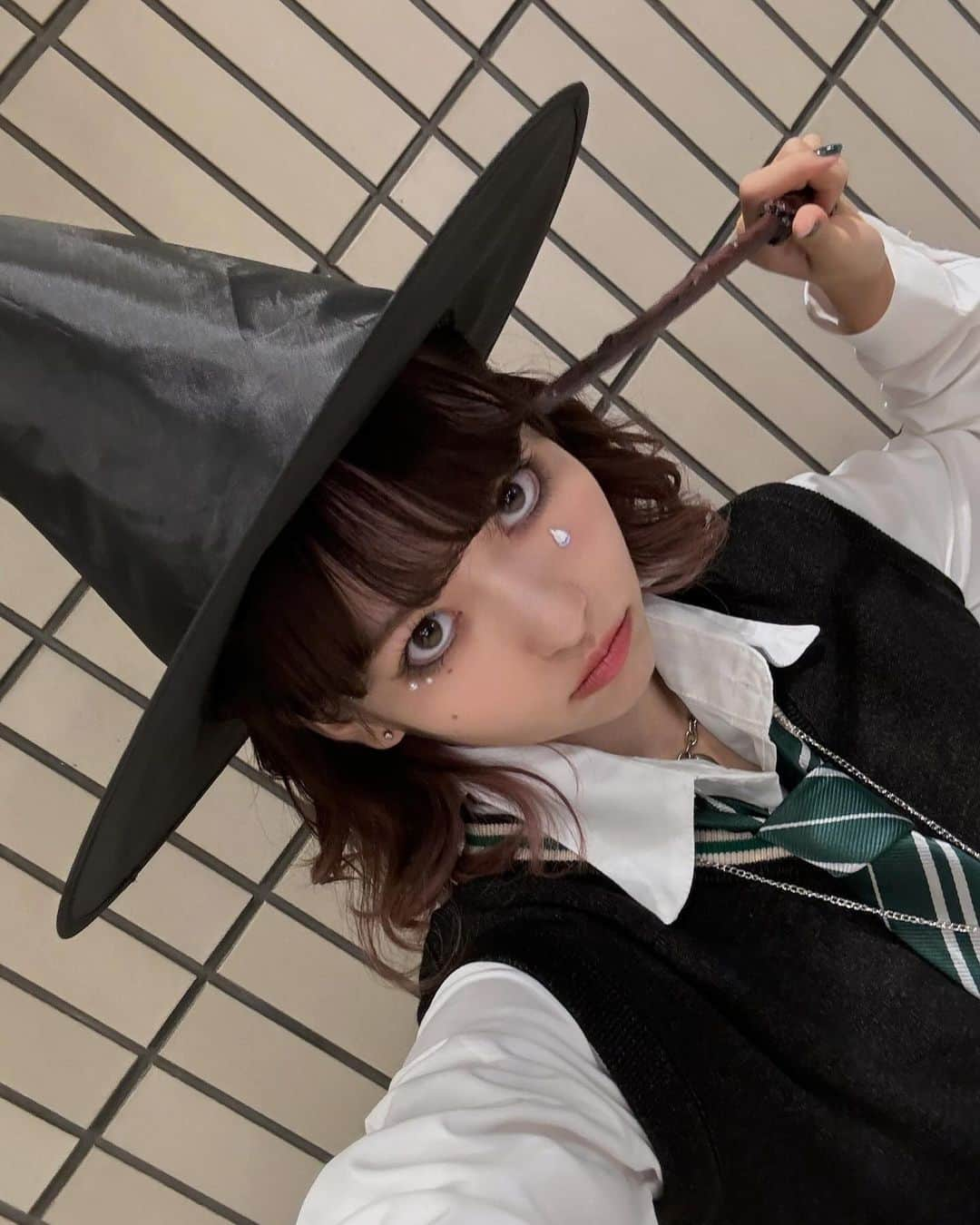 @onefive（ワンファイブ）さんのインスタグラム写真 - (@onefive（ワンファイブ）Instagram)「MOMOです🐍🖤  Happy Halloween🎃👻💟  今年は4人でHarry Potterのホグワーツ寮生になりました~🧙🏻‍♀️❤️💛💙💚  私はいちばん好きなスリザリン生でした︎^-^ メイクも合わせてダークな感じでとっても可愛かったです🖤  みんなお菓子もらった？？私は今年たくさんの人にお菓子をあげ歩いています🍫  楽しいHalloweenを過ごしてね✨🎃🎵  #OPENREC #onefive_NW #onefive_MOMO #onefive」10月31日 20時03分 - official.onefive