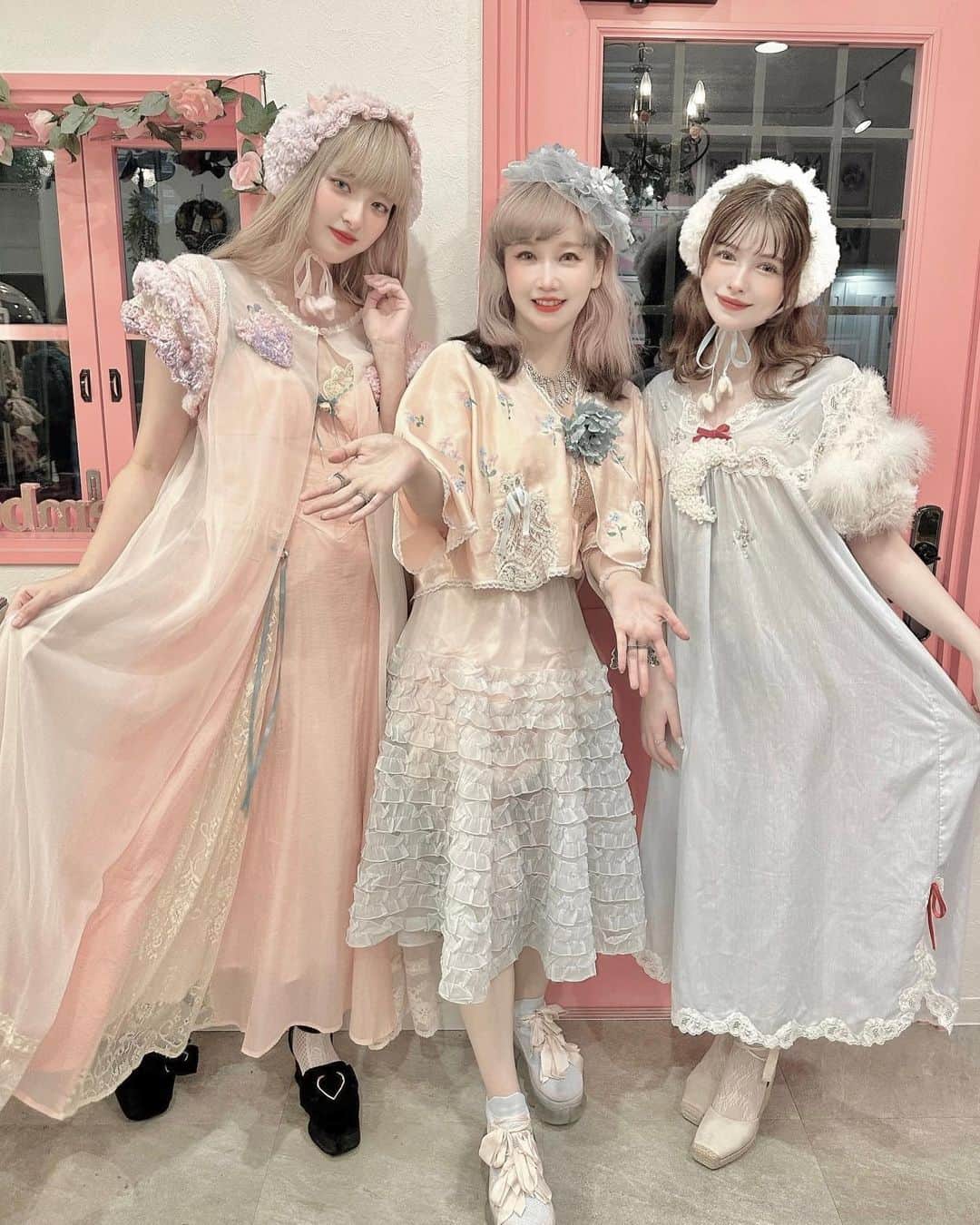 織田エリカのインスタグラム：「𝕙𝕒𝕡𝕡𝕪 𝕙𝕒𝕝𝕝𝕠𝕨𝕖𝕖𝕟👻  𓂃  先日ミサちゃんと悦奈さんと ハロウィンパーティーをしてきたよ🎃 @remember6758 のアフタヌーンティー 可愛すぎた💖  11/1の明日は悦奈さんのポップアップの お手伝いで新宿伊勢丹にいるので是非 遊びに来てくださいね💕 1枚目のお写真で着ている 可愛いお洋服などが販売されます✨  𓂃  #happyhalloween #halloween #popup #cafe #cafè #antique #antiques #afternoontea #flowers #vintage #vintagegirl #frenchgirl #cafestagram #tea #pink #ハロウィン #パーティー #ハッピーハロウィン #東京カフェ #東京アフタヌーンティー #アフタヌーンティー #アフタヌーンティー巡り #カフェ #カフェ巡り #カフェスタグラム #フレンチガーリー #ヴィンテージ #ヴィンテージガーリー #ヴィンテージライク #アンティーク」