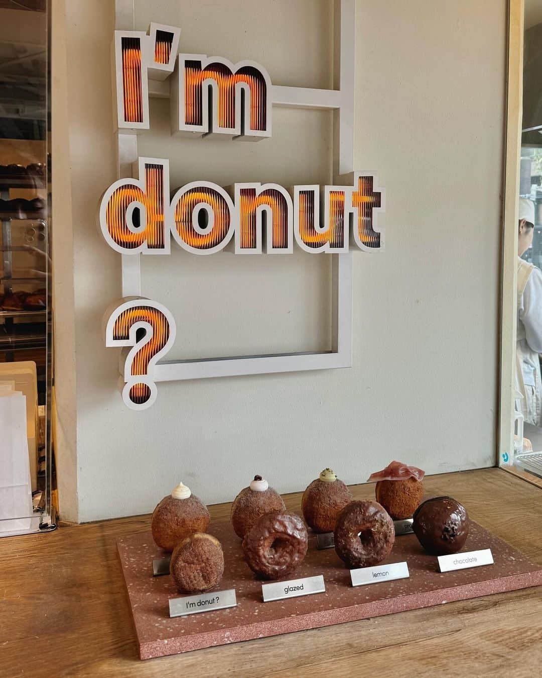 のインスタグラム：「・ 空いていたのですぐ買えたラッキー✌🏻  @i.m.donut 🍩🍩🍩  #imdonut #tokyocafe #donut #tokyosouvenir ドーナツ #中目黒 #手土産 #手土産スイーツ」