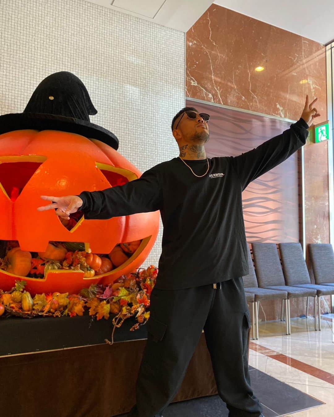 中村寛のインスタグラム：「誕生日おめでとう自分！ 後ハッピーハロウィンみんな！ お祝いのDM、メンション、コメント、感謝してる！  キックを始めて6年経った。 上しか見てない、27歳も更に死ぬ気で登り詰める。 みんなと一緒にまだ見ぬ景色まで突っ切るで🔥  12/16終わったら、SNSも頑張り始めたし色々動き始めるからお楽しみに🔥  #happybirthday  #happyhalloween」