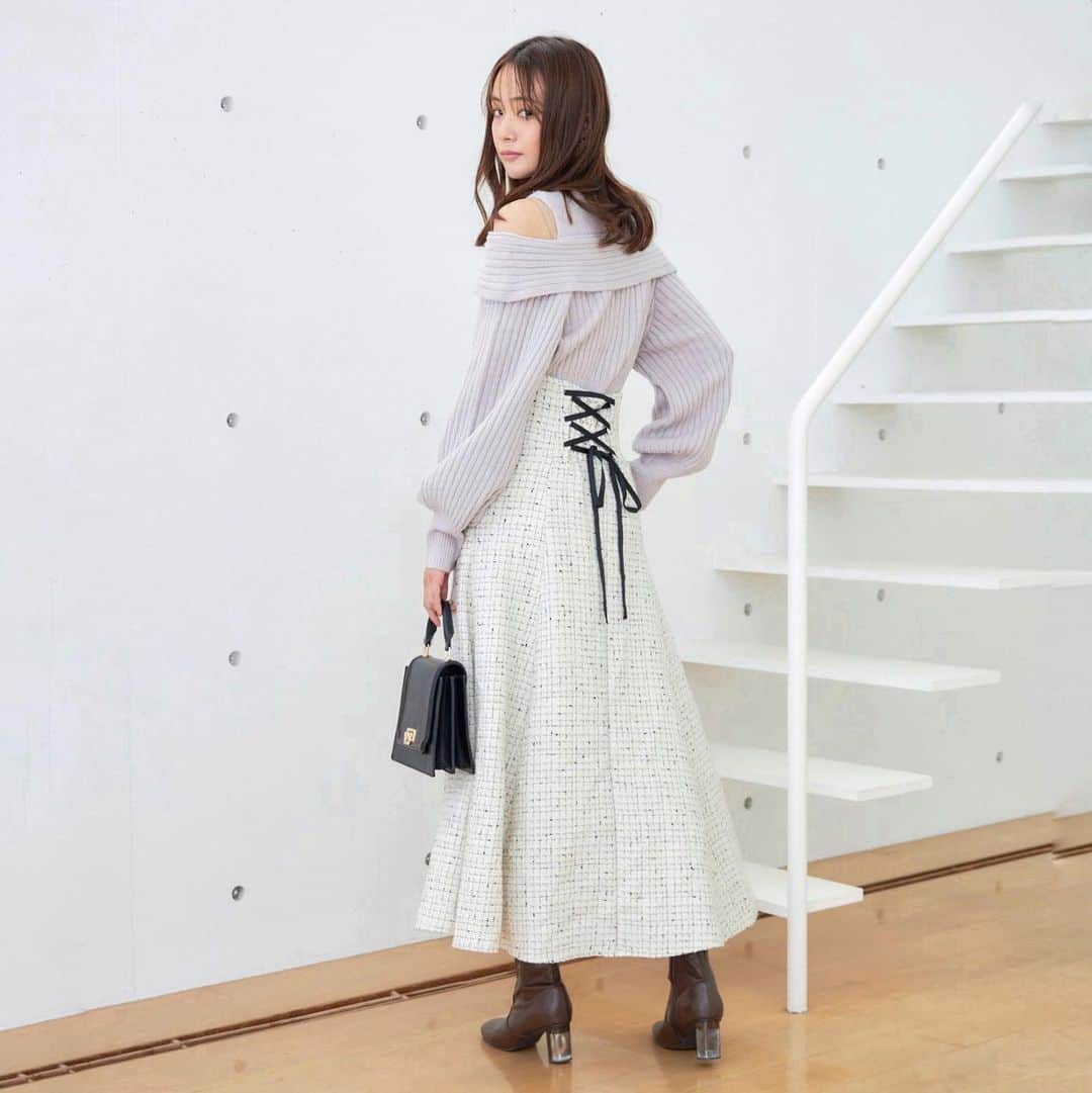 MERCURYDUOのインスタグラム：「《 NEWARRIVAL 》 ⁡ ／ 　#泉里香 さん着用 　ペールトーンカラーコーデ ＼　 ︎ ⁡ #ワイドリブオープンショルダーニット color:ivory/babypink/mintgreen size:F ⁡ #ツイードハイウエストコルセットスカート color:off-white/black size:S/M ⁡ ⁡ アイテム詳細は投稿の商品タグ、 または @mercuryduo_comの トップURLからCHECK！ ⁡ ⁡ ⁡ ※人気アイテムは数に限りがありますのでお早めに ⁡ ⁡ ＿＿＿＿＿＿＿＿＿＿＿＿＿＿ ㅤ ⁡ 人気スタッフのコーディネートはこちら ▶︎ @mercuryduo_styling  ⁡ #MERCURYDUO #マーキュリーデュオ #公式通販runwaychannel ⁡ ＿＿＿＿＿＿＿＿＿＿＿＿＿＿ ㅤ #秋コーデ#秋服コーデ#オフショル#オフショルニット #ツイードスカート#ロングスカート#きれいめコーデ #デートコーデ#モテコーデ#ハイウエストスカート #旅行コーデ#参戦服#大人可愛いコーデ#カフェコーデ」