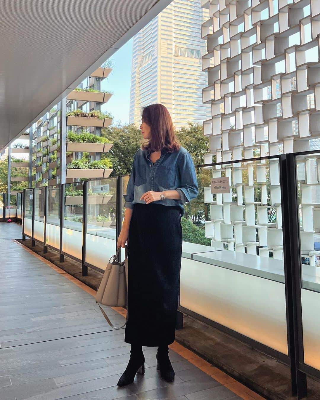 MAICOさんのインスタグラム写真 - (MAICOInstagram)「#outfit . . 偶然上下とも @barnyardstorm でした◡̈  Shirt & Skirt... @barnyardstorm  Bag... @polene_paris   #barnyardstorm#バンヤードストーム#デニムシャツ#デニムコーデ#ニットロングスカート#ニットスカート#poleneparis#ポレーヌ」10月31日 20時06分 - maico0327