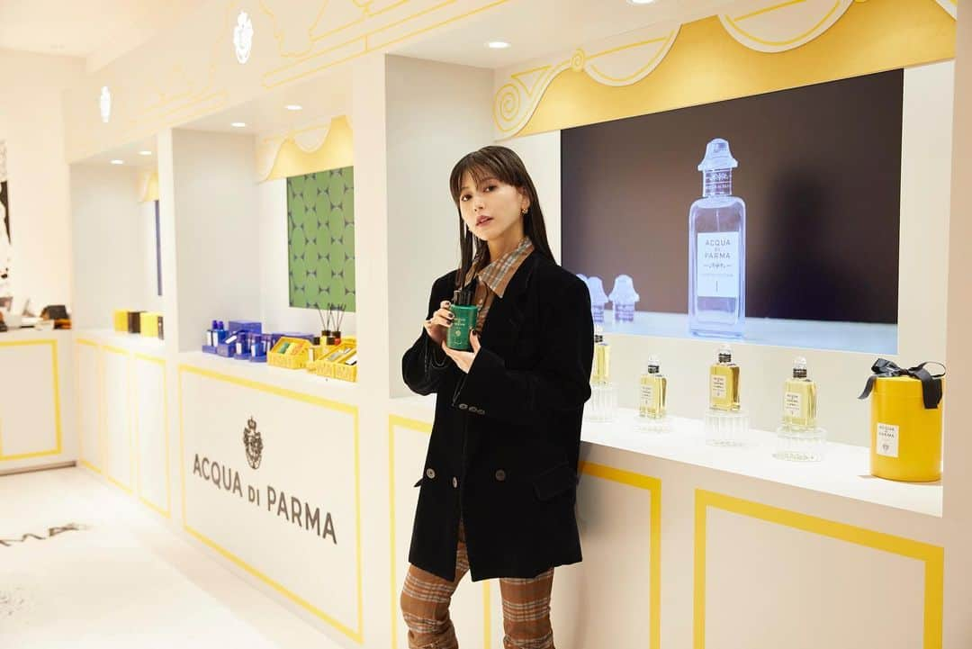 菅沼ゆり（ゆりっぱ）さんのインスタグラム写真 - (菅沼ゆり（ゆりっぱ）Instagram)「ACQUA DI PARMA popup shop open🕯️  エネルギッシュな黄色が目を惹く空間で フレグランスはもちろん、キャンドル、ハンドクリームも繊細な香りで美しかった  ACQUA DI PARMAのプロダクトは 伝統を受け継ぎ職人の手によってつくられているんだって。歴史的なものと現代的なアートが融合したpopup shopは📍渋谷PARCO 2F にて:)  ホリデーコレクションは11/1- 数量限定発売🇮🇹  #AcquadiParma #アクアディパルマ #渋谷PARCO #pr」10月31日 20時06分 - yurippa93