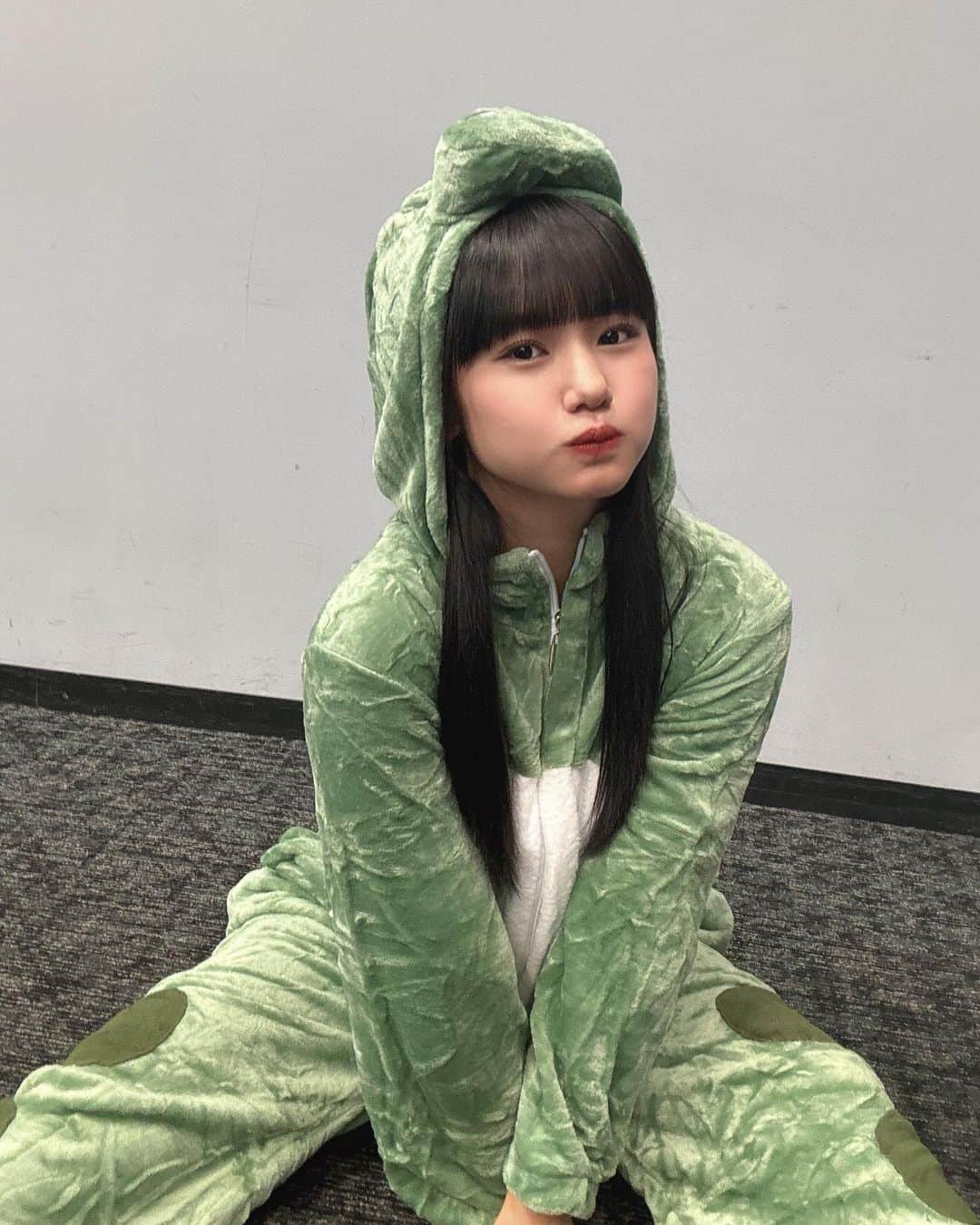 横山玲奈のインスタグラム：「HappyHalloween🎃🦖 . . #morningmusume23 #横山玲奈 #ハロウィン #着ぐるみ #恐竜 #お菓子くれるならポテチでお願いします」