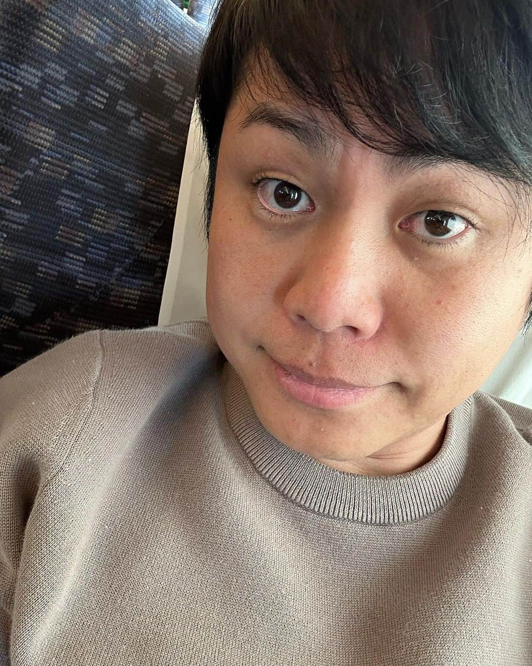 井上裕介のインスタグラム：「新幹線の車内販売最終日。 本当に、お世話になりました。  #新幹線 #車内販売 #最終日 #今まで #何度も #救われてきた #本当に #ありがとうございます」