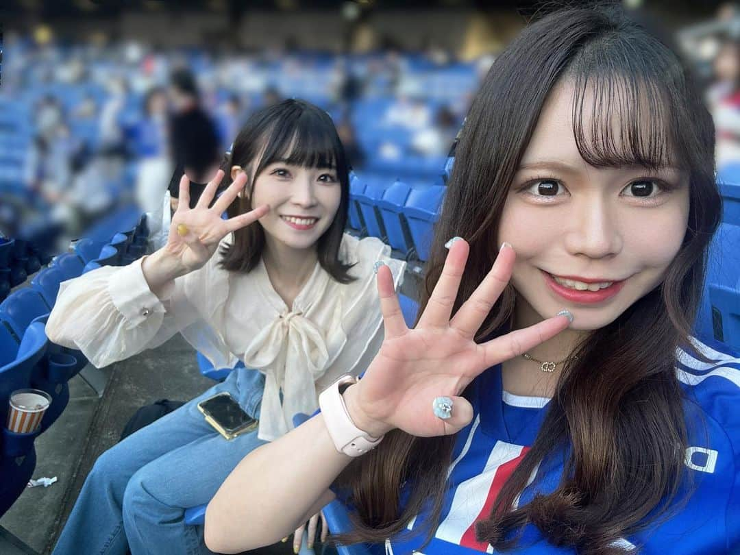 山口みらんさんのインスタグラム写真 - (山口みらんInstagram)「🎤💕︎💭  コンサドーレ札幌戦では、 #栃木SC 🥟の応援ソングを歌われてる 川音希ちゃんと観戦⚽️💛  元アイドル仲間(元アイカレさん)です🎤 初の日産で喜んでくれてました❤️💙🤍  いつも友人には形からという事でユニ着てもらってますが のぞみちゃんは栃木SCの応援ソングを歌われてるので、マリノスのグッズはお貸ししませんでした❣️  クラブの名前張ってる以上そのクラブに魂を！という、いちサポーターとしてのエゴです❕  内容で存分に楽しんでもらえるようにアテンドしました❤️‍🔥 試合内容が何より最高な結果になったのが1番⸜ᐢ-𖥦-ᐡ⸝  のぞみちゃんと久しぶりにサッカーを通じて会えたこと！ 仲良くなれたこと、とっっても嬉しい♡  次は栃木SCの試合観に行きたいとお約束しました🫶   #元アイドル  #サッカー女子  #Jリーグ  #マリノス  #横浜Fマリノス  #ユニフォーム女子  #ユニフォームコーデ  #日産スタジアム」10月31日 20時08分 - yamaguchi_miran