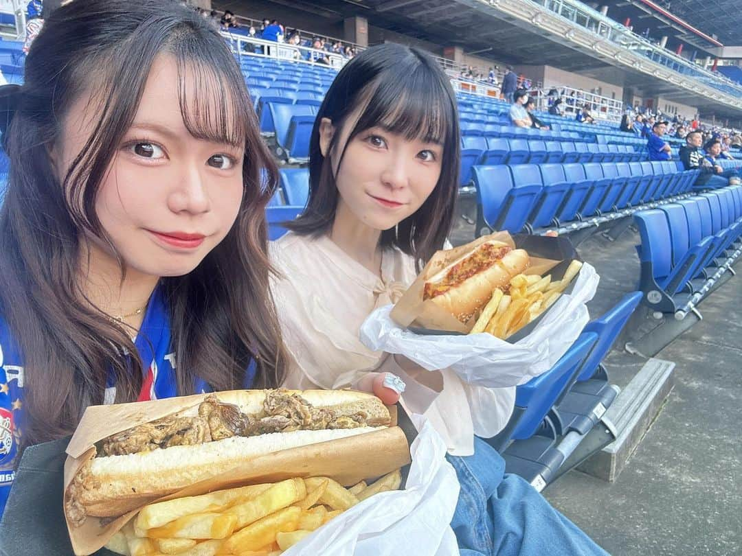 山口みらんさんのインスタグラム写真 - (山口みらんInstagram)「🎤💕︎💭  コンサドーレ札幌戦では、 #栃木SC 🥟の応援ソングを歌われてる 川音希ちゃんと観戦⚽️💛  元アイドル仲間(元アイカレさん)です🎤 初の日産で喜んでくれてました❤️💙🤍  いつも友人には形からという事でユニ着てもらってますが のぞみちゃんは栃木SCの応援ソングを歌われてるので、マリノスのグッズはお貸ししませんでした❣️  クラブの名前張ってる以上そのクラブに魂を！という、いちサポーターとしてのエゴです❕  内容で存分に楽しんでもらえるようにアテンドしました❤️‍🔥 試合内容が何より最高な結果になったのが1番⸜ᐢ-𖥦-ᐡ⸝  のぞみちゃんと久しぶりにサッカーを通じて会えたこと！ 仲良くなれたこと、とっっても嬉しい♡  次は栃木SCの試合観に行きたいとお約束しました🫶   #元アイドル  #サッカー女子  #Jリーグ  #マリノス  #横浜Fマリノス  #ユニフォーム女子  #ユニフォームコーデ  #日産スタジアム」10月31日 20時08分 - yamaguchi_miran