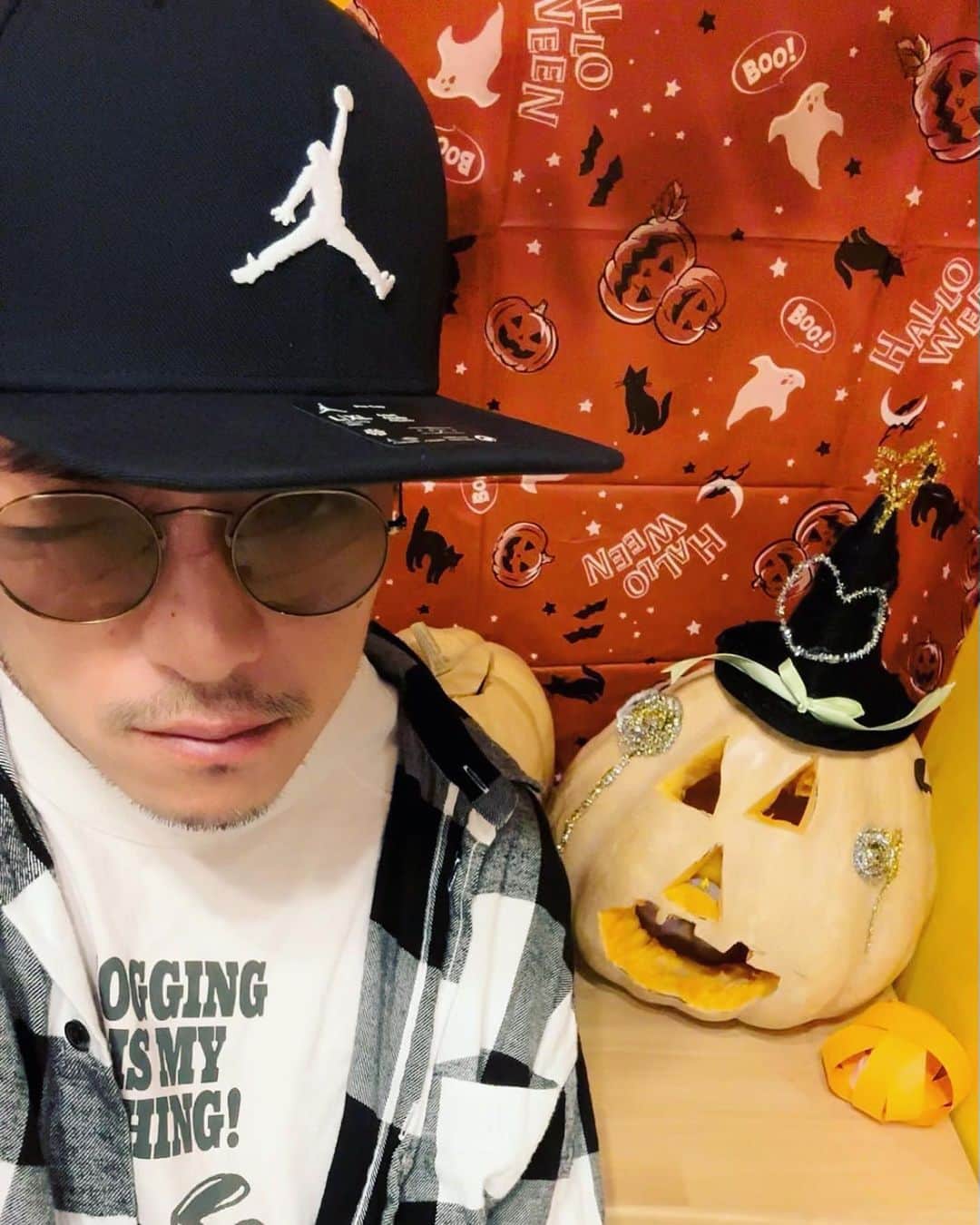 SHU-YAのインスタグラム：「Happy Halloween🎃  特に仮装もしておりませんので、そこは最近便利なAIに任せてみました。笑  何事も息抜きは大切です。楽しむ時は楽しみましょう😊  皆さんは仮装してますか？ 楽しい1日を👻^ ^  #ハロウィン #ホームパーティー」