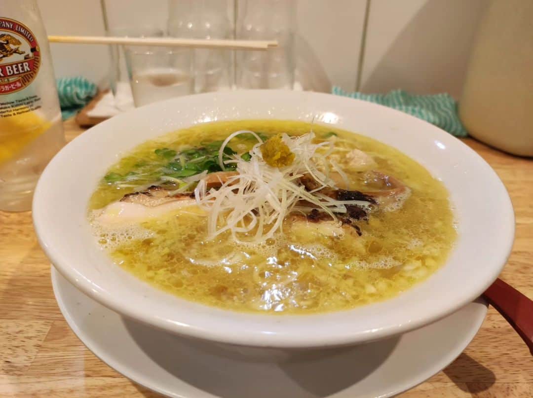つけMen野郎のインスタグラム：「とりそば らーめん天神下大喜 社長のHBD翌日ってこともあり、お弟子さん達も勢揃いしてすごい光景だった。麺はやっぱりとりそば。清く正しく美しく美味しく。真っ直ぐなその美味しさに感激。沁みるなぁ。嬉しいなぁ。目出度いなぁ。楽しいなぁ。Priceless Experience」
