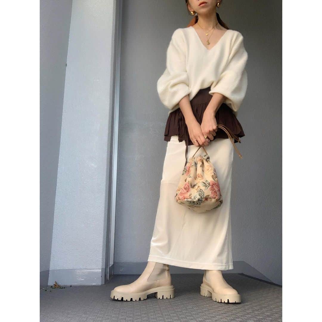 chieminsのインスタグラム：「Happy Halloween🎃  コーデは全然ハロウィンじゃないけど。。。  みんなの可愛い仮装にキュンとしてます🫶🏻💘  最近の母さんは毎日ドキドキ新しい体験をしてます。。 まだ頑張れる…はず🤭 やっと意欲が湧いてきた~~  knit tops▶︎▷#hm bustier▶︎▷#oll #oll_kyoto  skirt▶︎▷#aere  bag▶︎▷ #belier  boots▶︎▷#zara  necklace▶︎▷#cene   #code  #coordinate #ootd #outfit #mylook #ママコーデ#156cmコーデ」